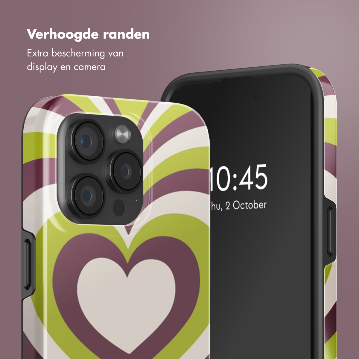 Une coque de téléphone avec un motif de cœur. Un téléphone affichant l'heure et la date est à côté.