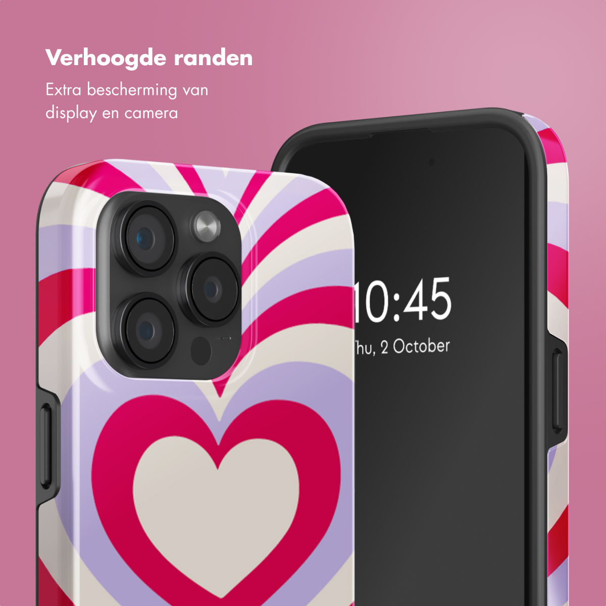 Een telefoon in een kleurrijke hoes met hartontwerp. De hoes zit om een telefoon die de tijd weergeeft.
