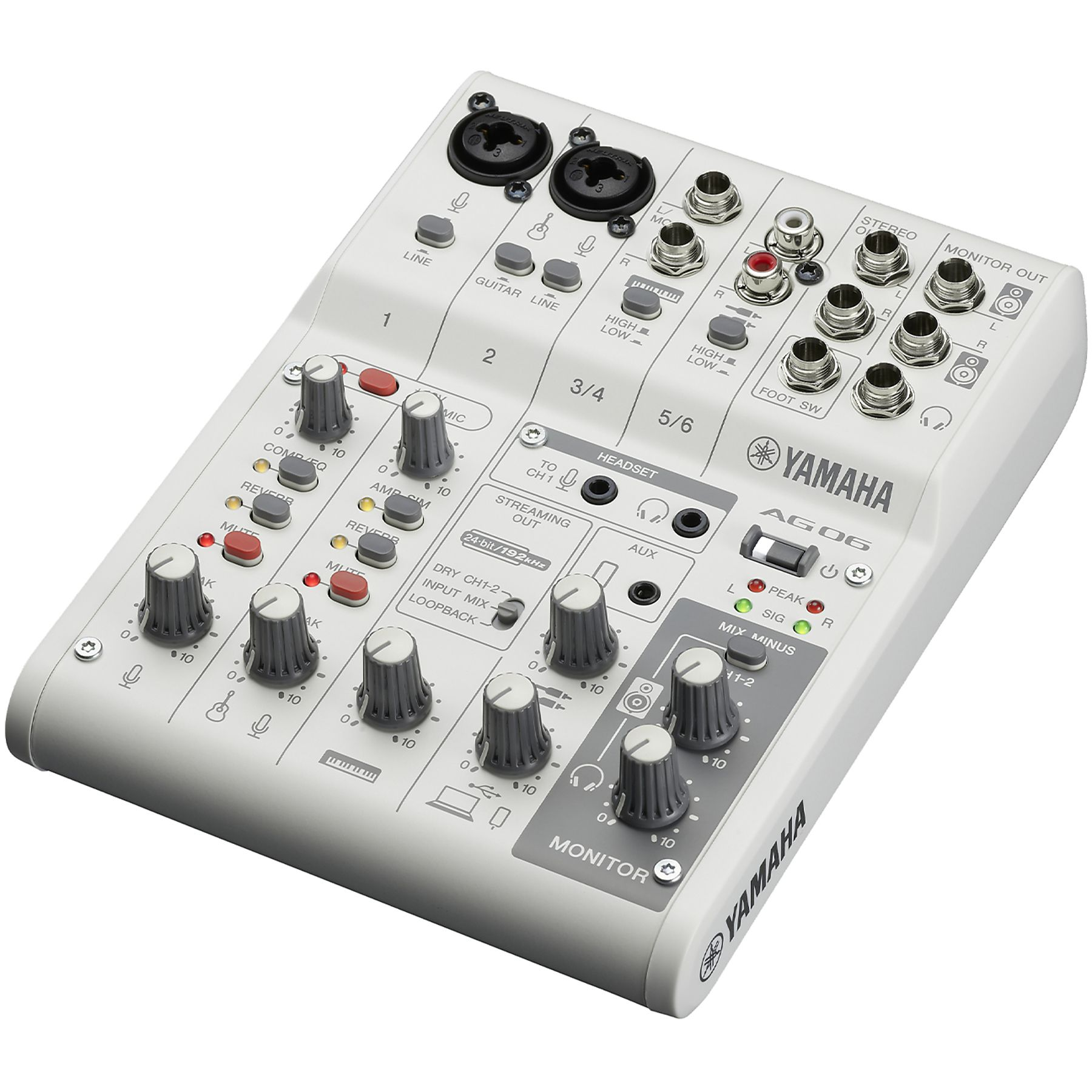 Mixer audio Yamaha AG06 bianco e grigio con varie manopole e ingressi. Superficie bianca, vista angolata.