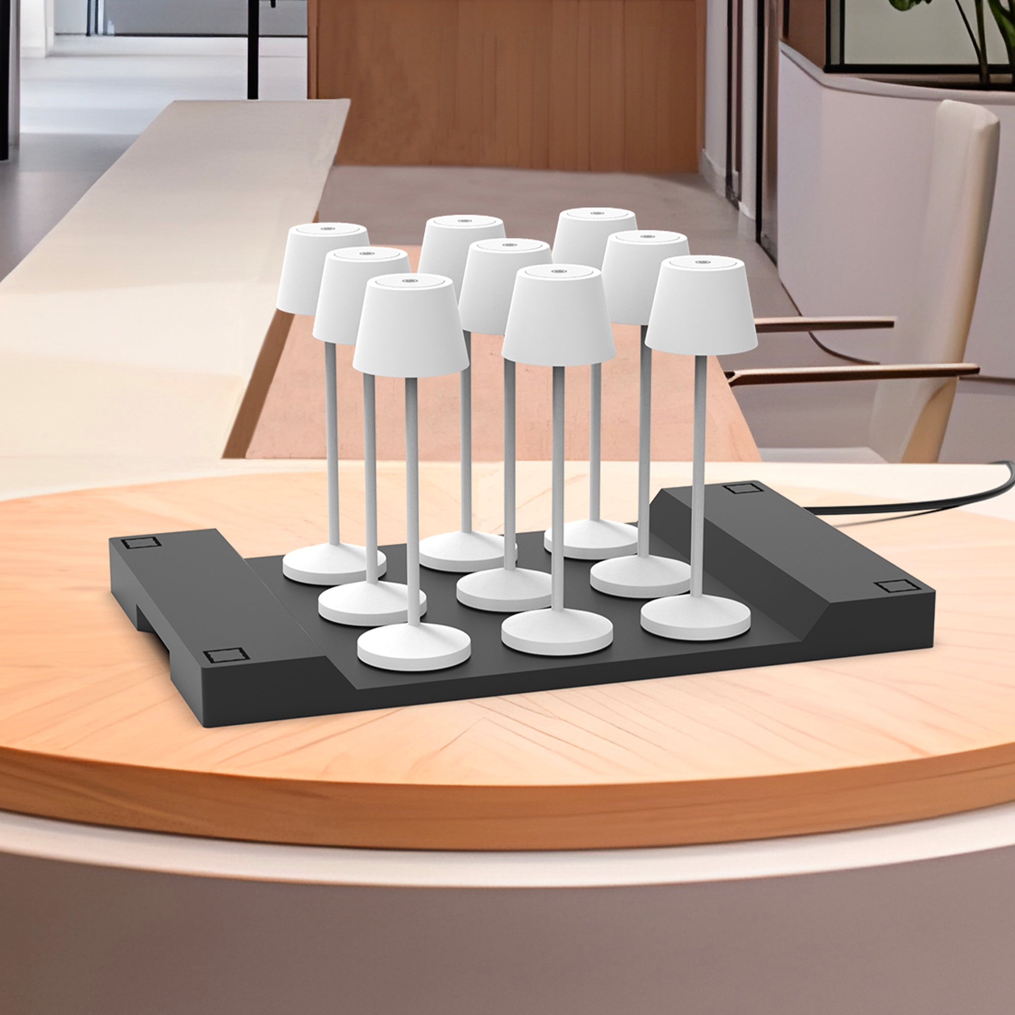 Ein Tisch mit mehreren kleinen weißen Lampen, die auf einer schwarzen Basis angeordnet sind, in einem gut beleuchteten Raum.