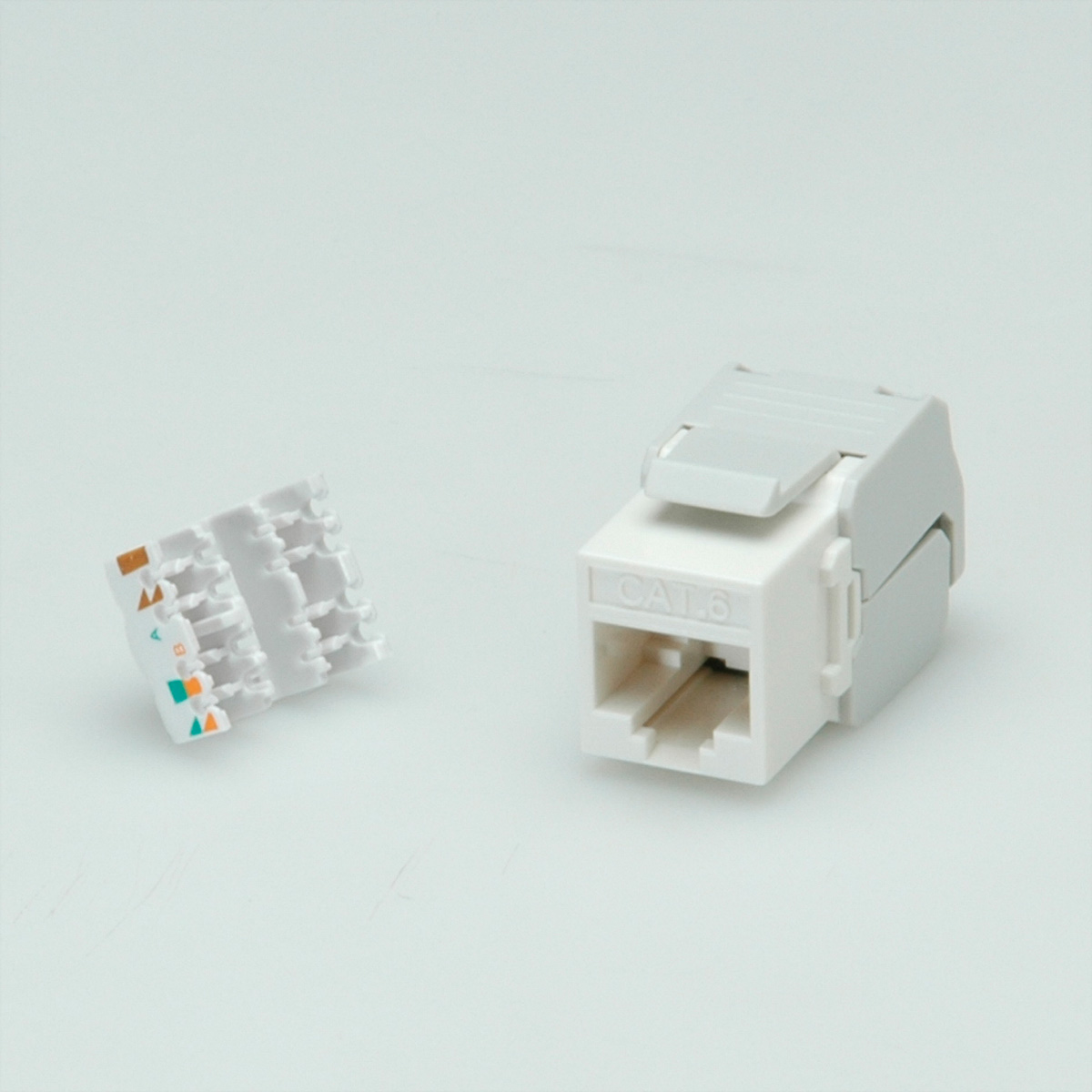 Zwei modulare RJ45-Anschlüsse. Einer verbunden, einer daneben zerlegt.