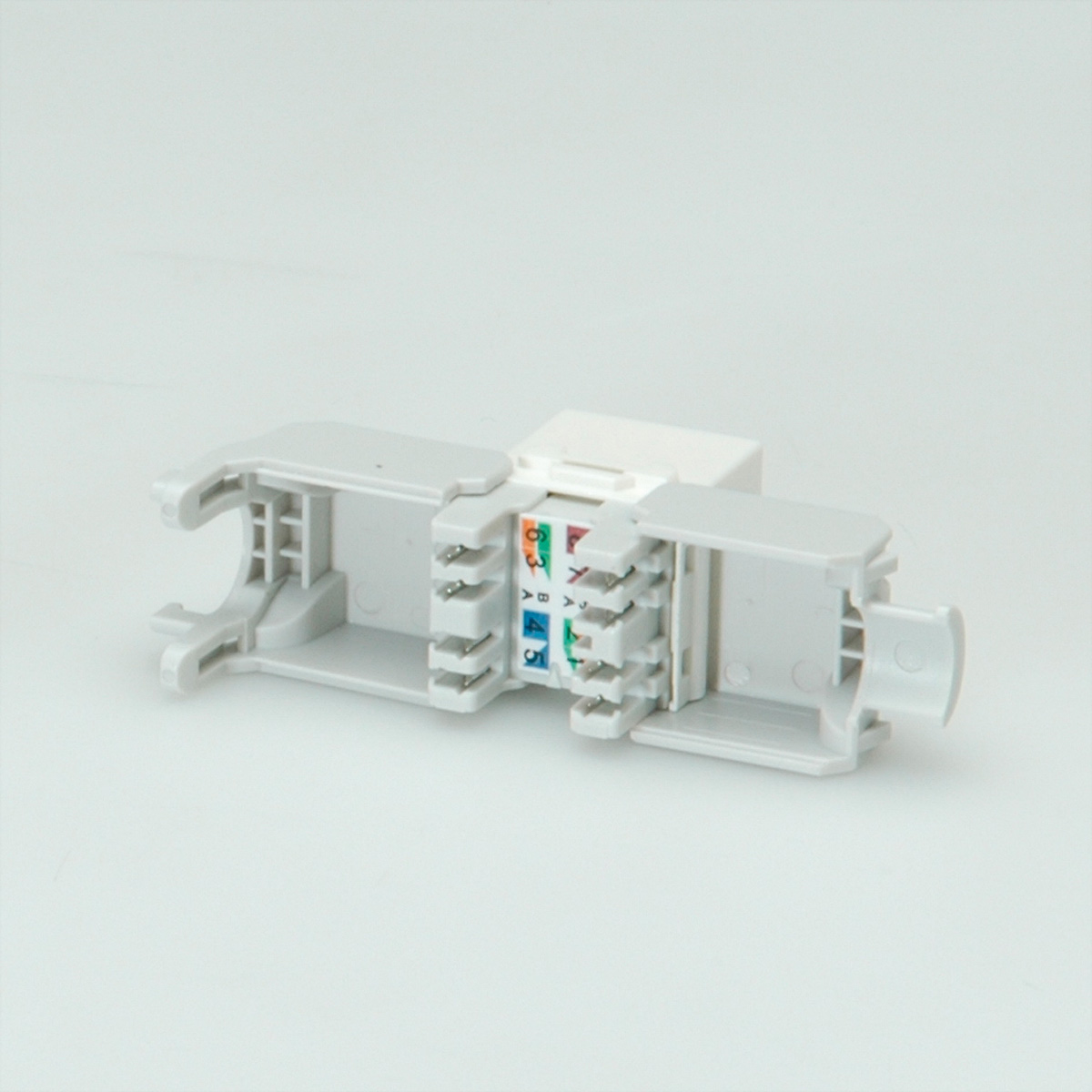 Grauer RJ45-Stecker mit farbigen Drähten. Isoliert vor weißem Hintergrund. Offene Ansicht.