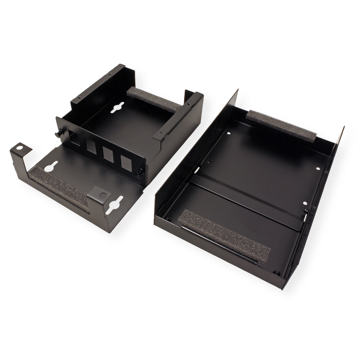 Composants d'étagère rackmount en métal noir, ouverts, montrant le rembourrage en mousse.