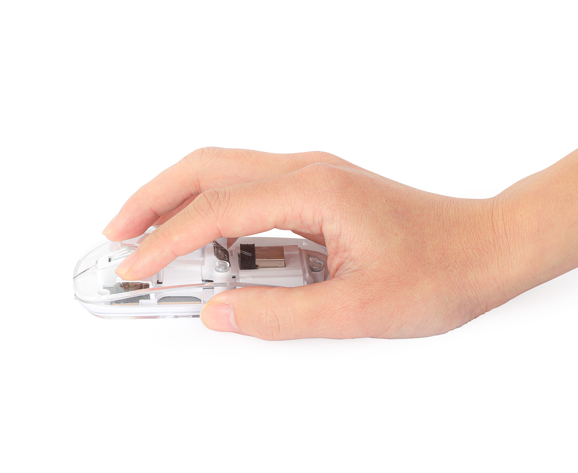 Mano che tiene un mouse per computer trasparente su una superficie bianca, vista laterale.
