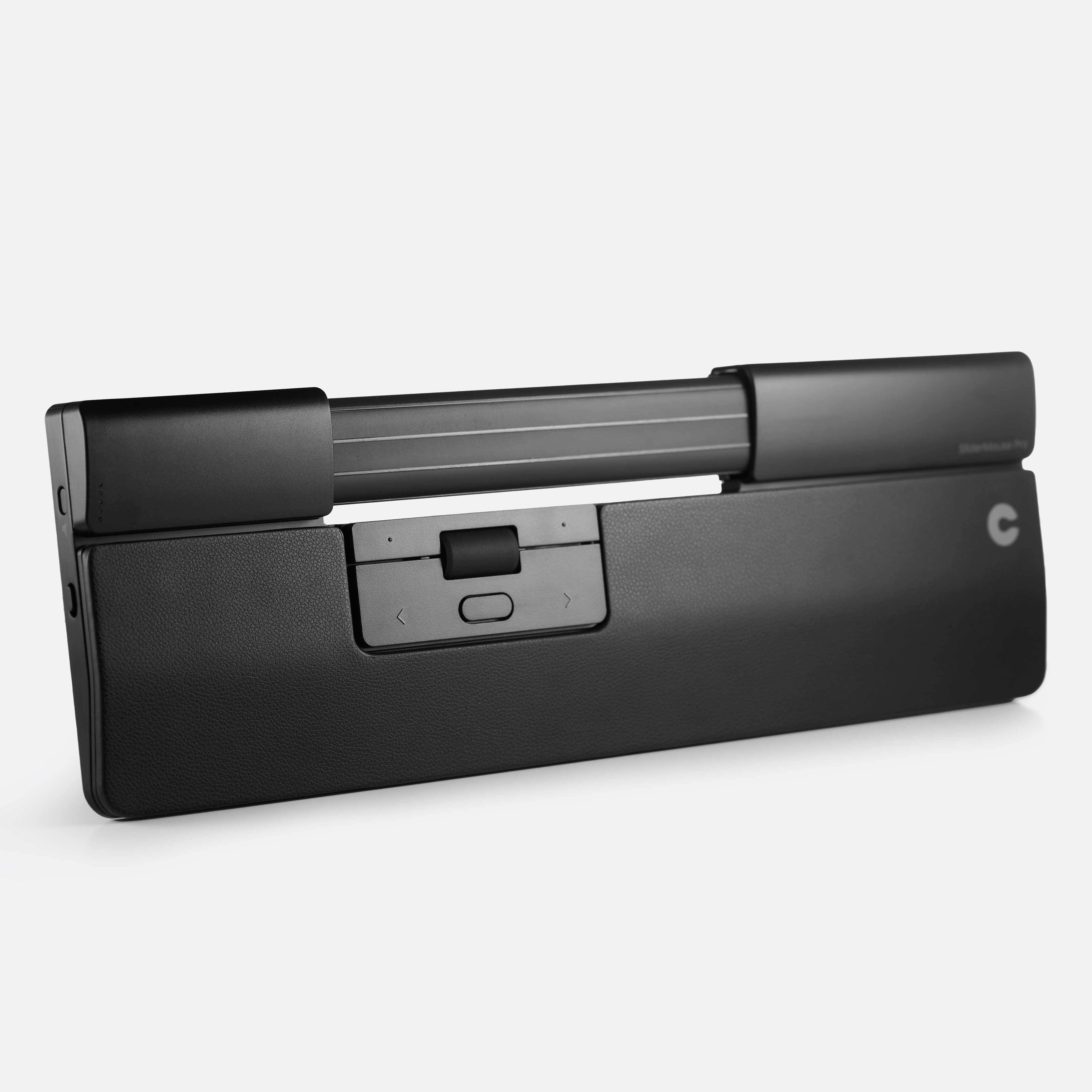 SliderMouse Pro negro. Tiene un diseño largo y curvo y superficie negra.