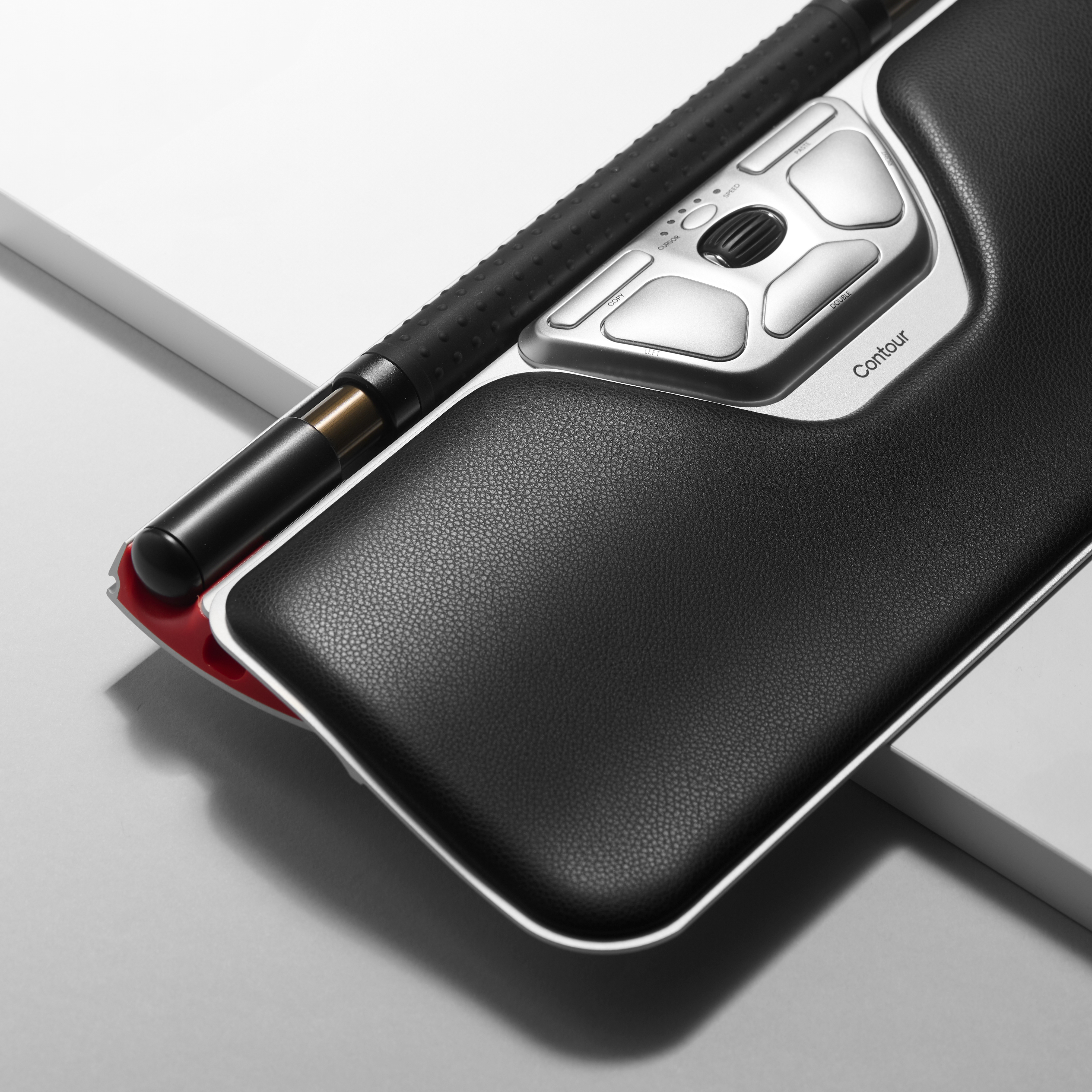 Zwart ergonomisch toetsenbord en pen. Schuine weergave tegen een wit en grijs oppervlak. Het woord Contour is zichtbaar.