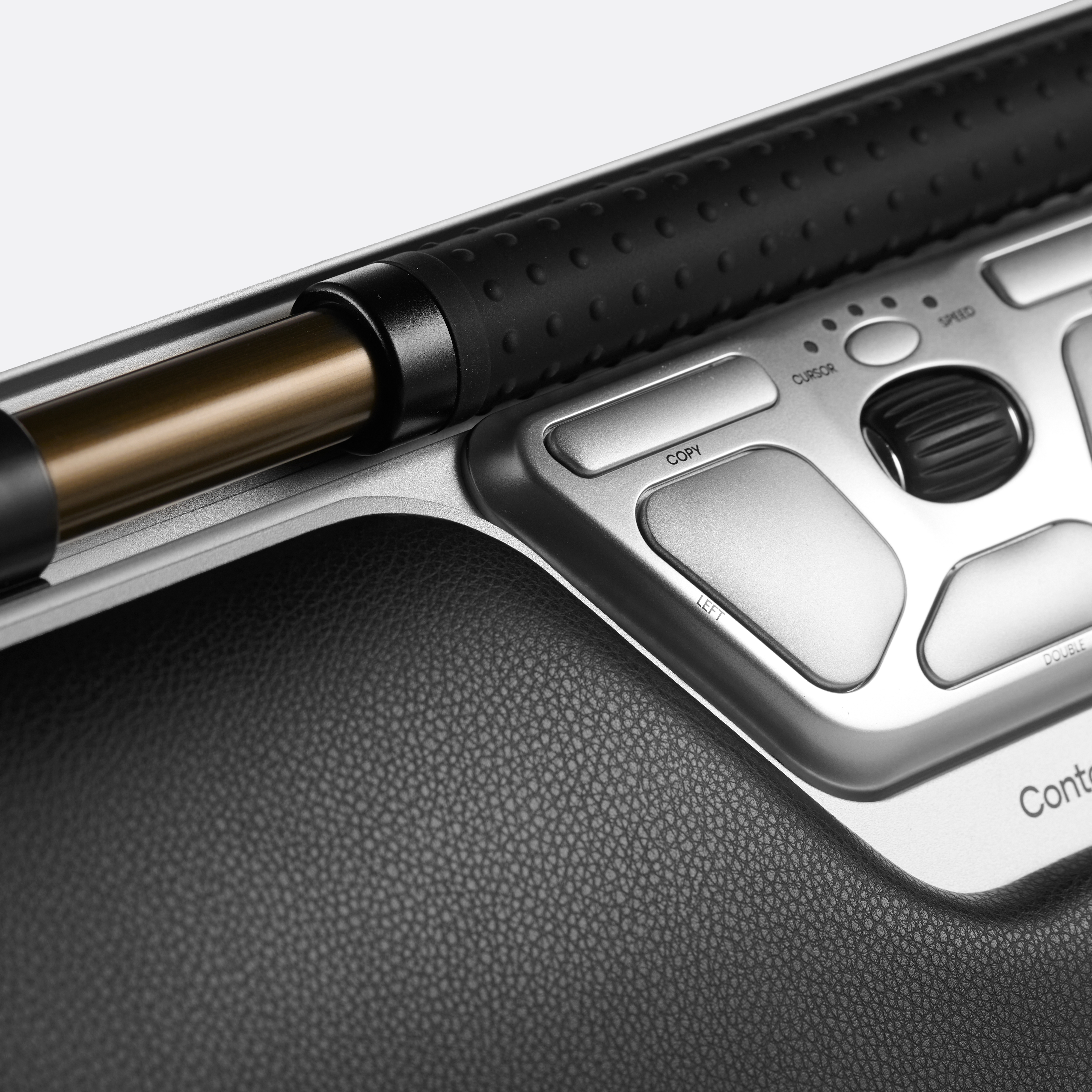Zbliżenie Contour RollerMouse, pokazujące przyciski, pasek przewijania i podpórkę pod nadgarstek ze sztucznej skóry.