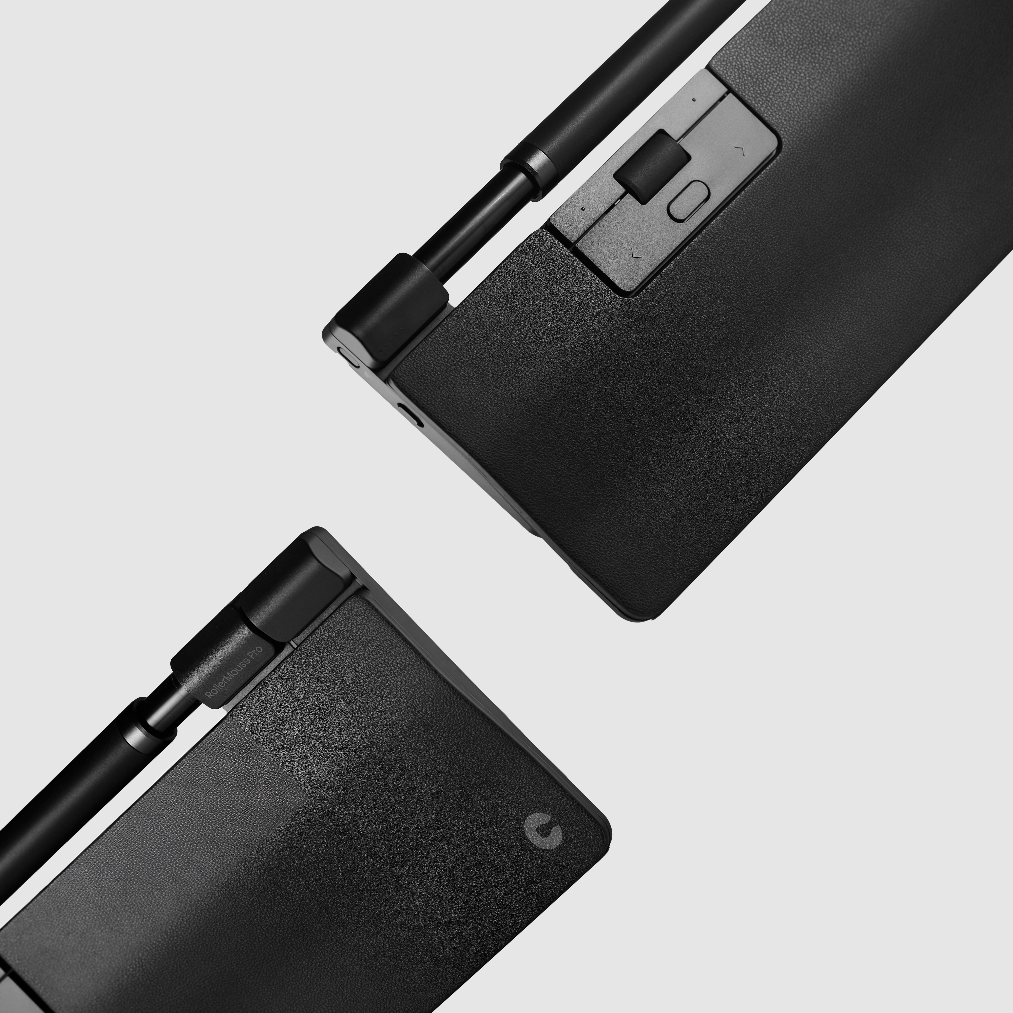 Dwie czarne ergonomiczne podkładki pod mysz w zbliżeniu, perspektywa ukośna.