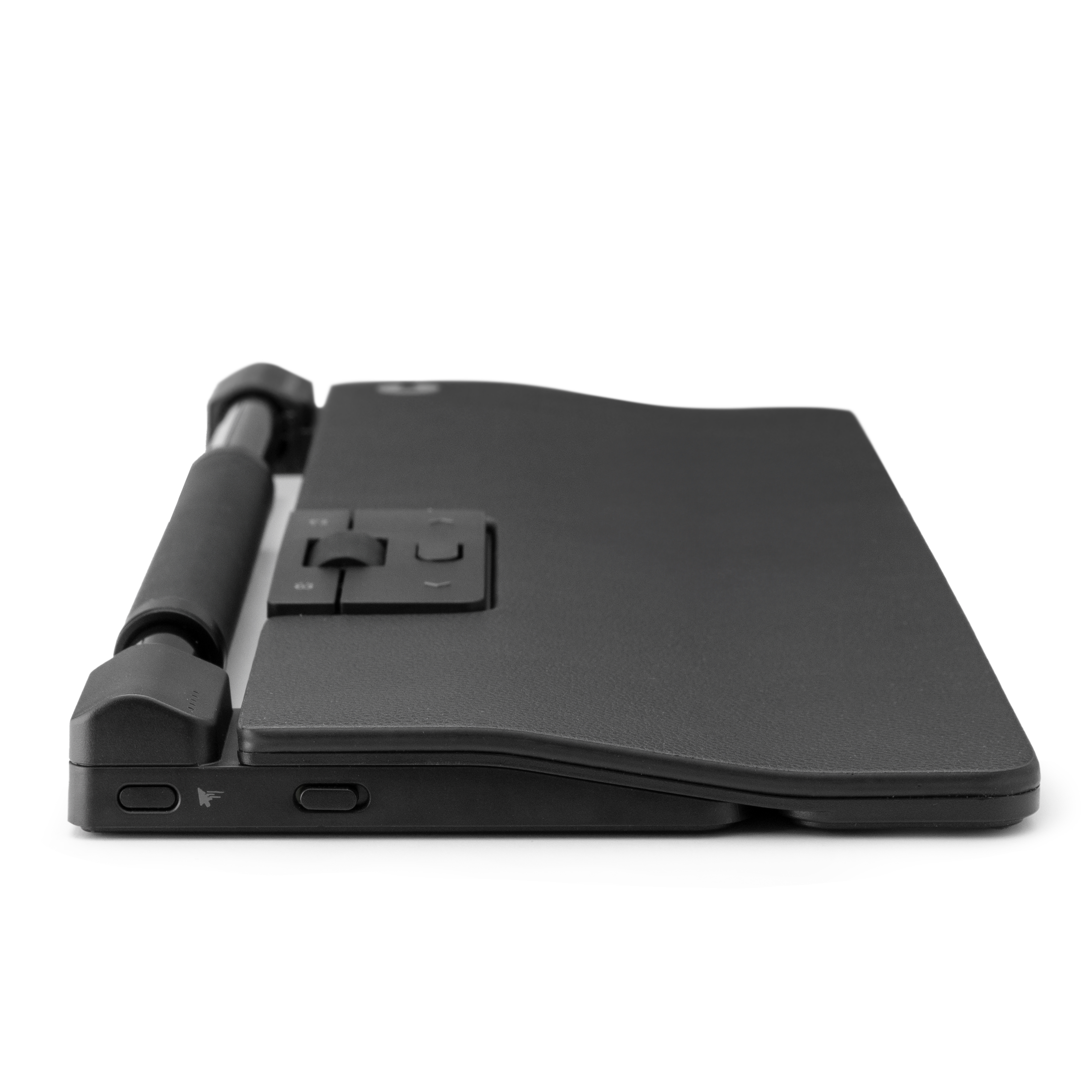 Un teclado ergonómico negro con diseño curvo y panel de control central.