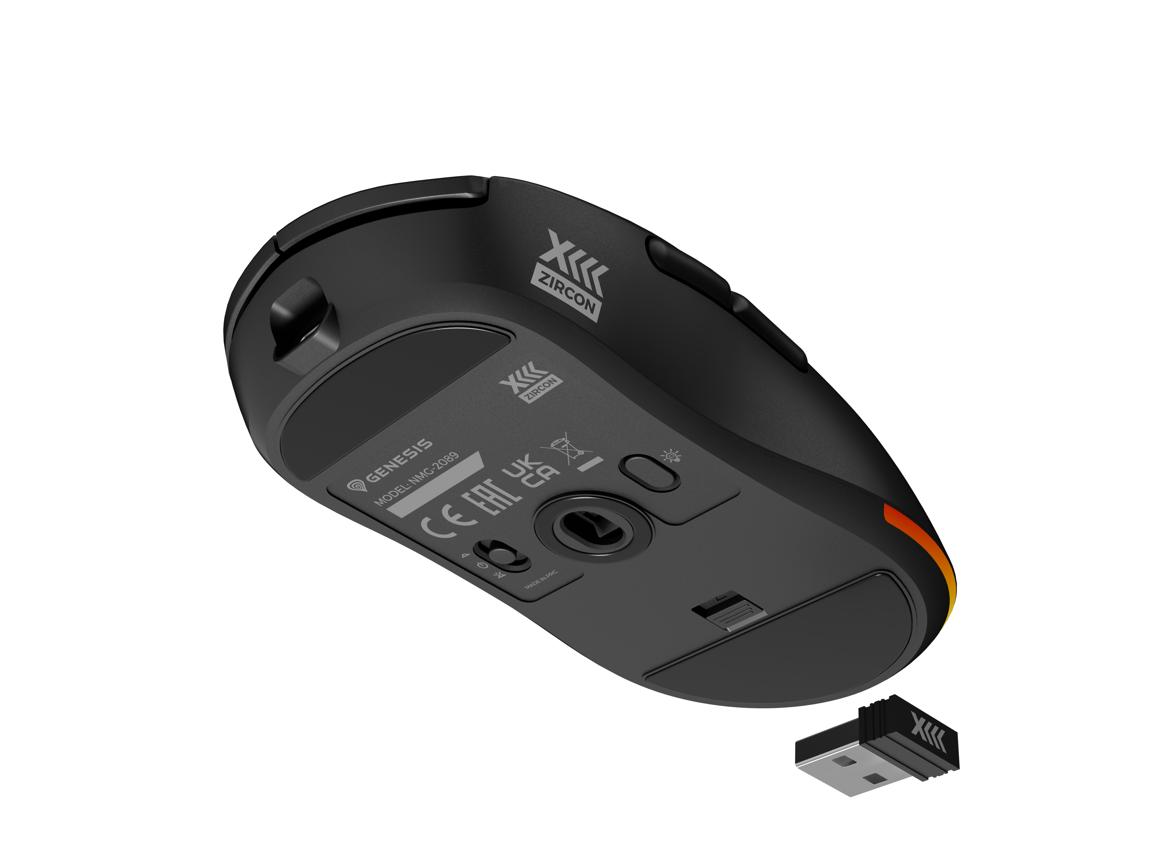 Zwarte gamingmuis met USB-ontvanger, onderkant zichtbaar, witte achtergrond.