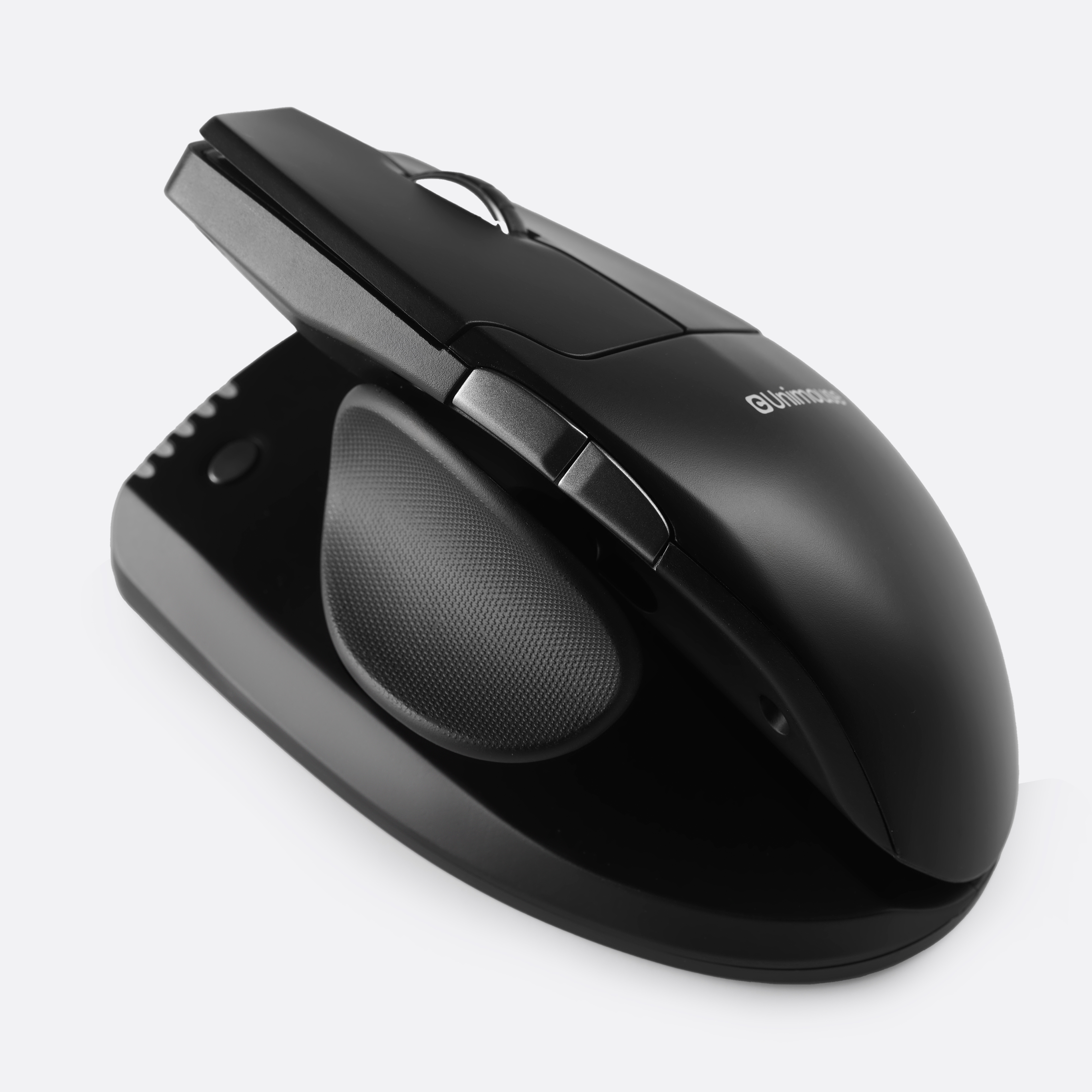 Een zwarte ergonomische muis met duimsteun, zwarte basis, op een witte achtergrond.