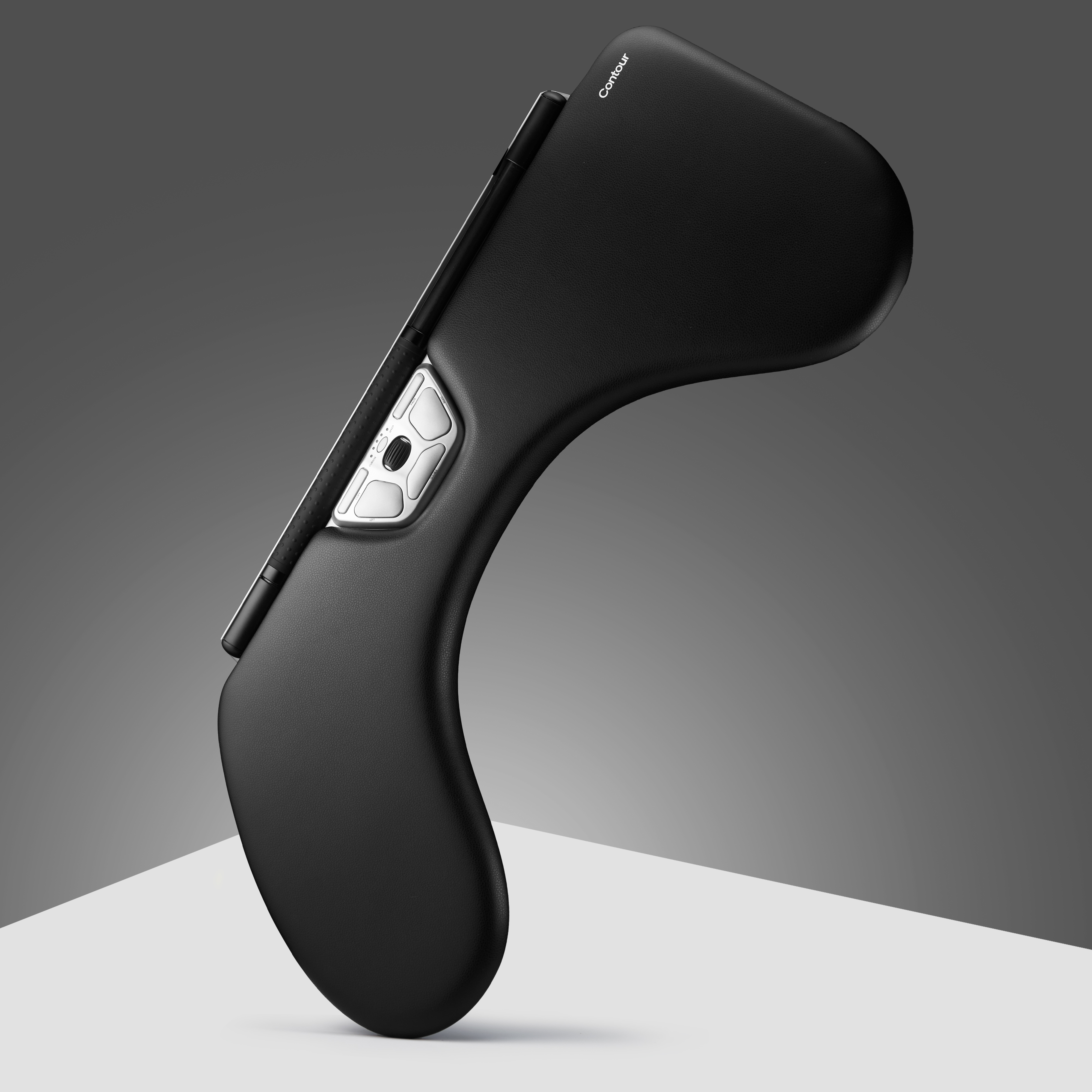 Czarna ergonomiczna mysz. Znajduje się na białej powierzchni z szarym tłem. Widoczne słowo Contour.