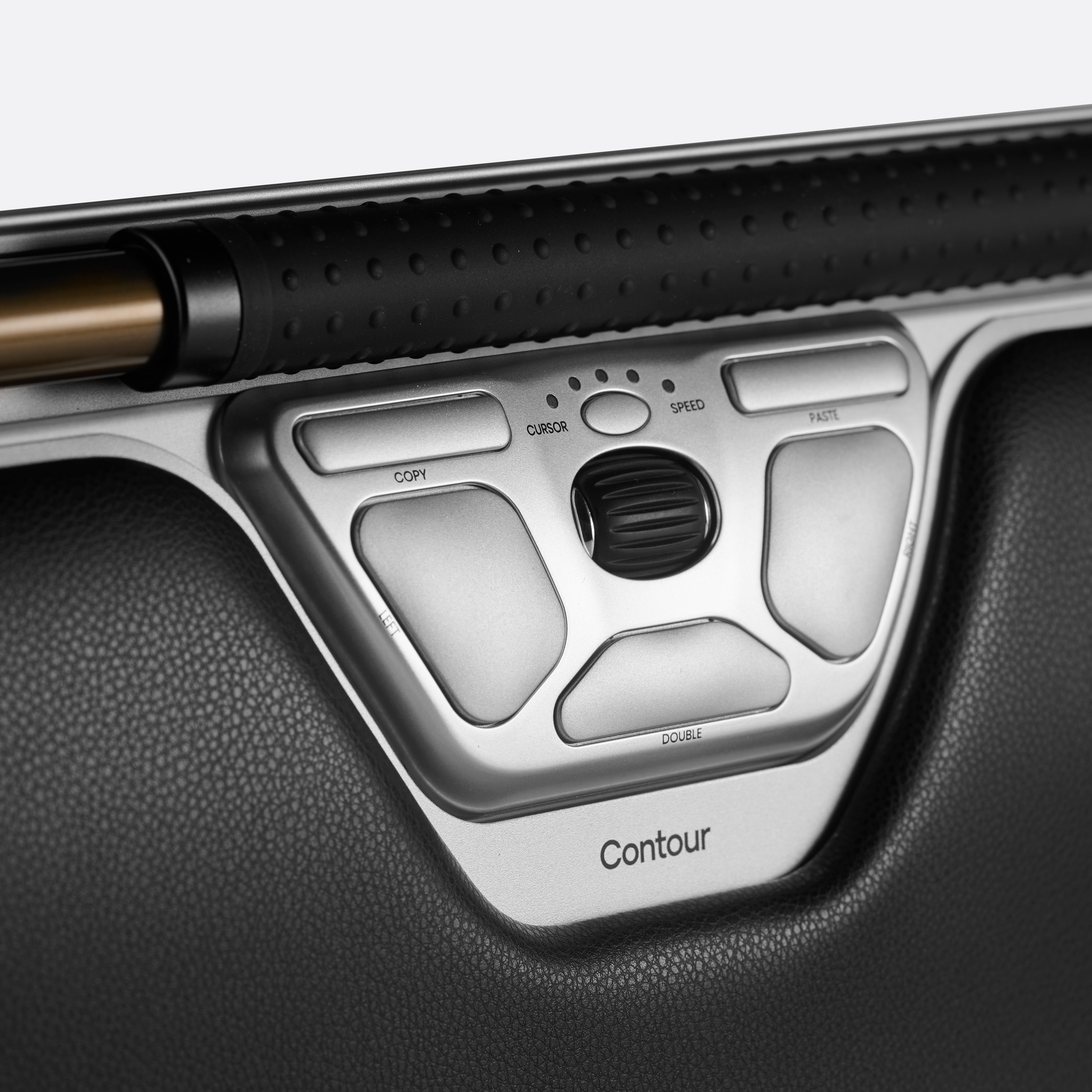 Zbliżenie czarnej i srebrnej myszy ergonomicznej z przyciskami.