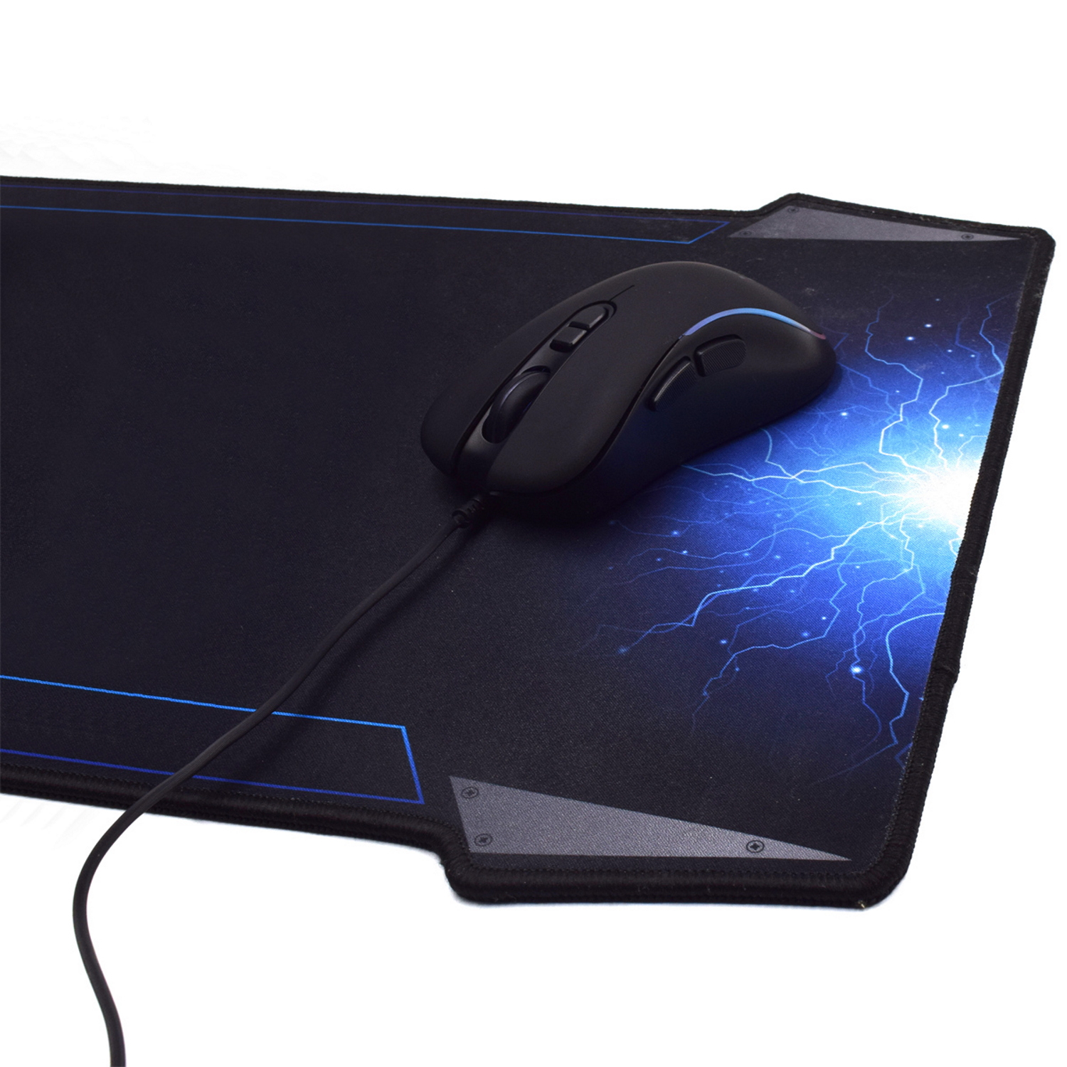 Mouse nero su tappetino nero con design fulmini blu.