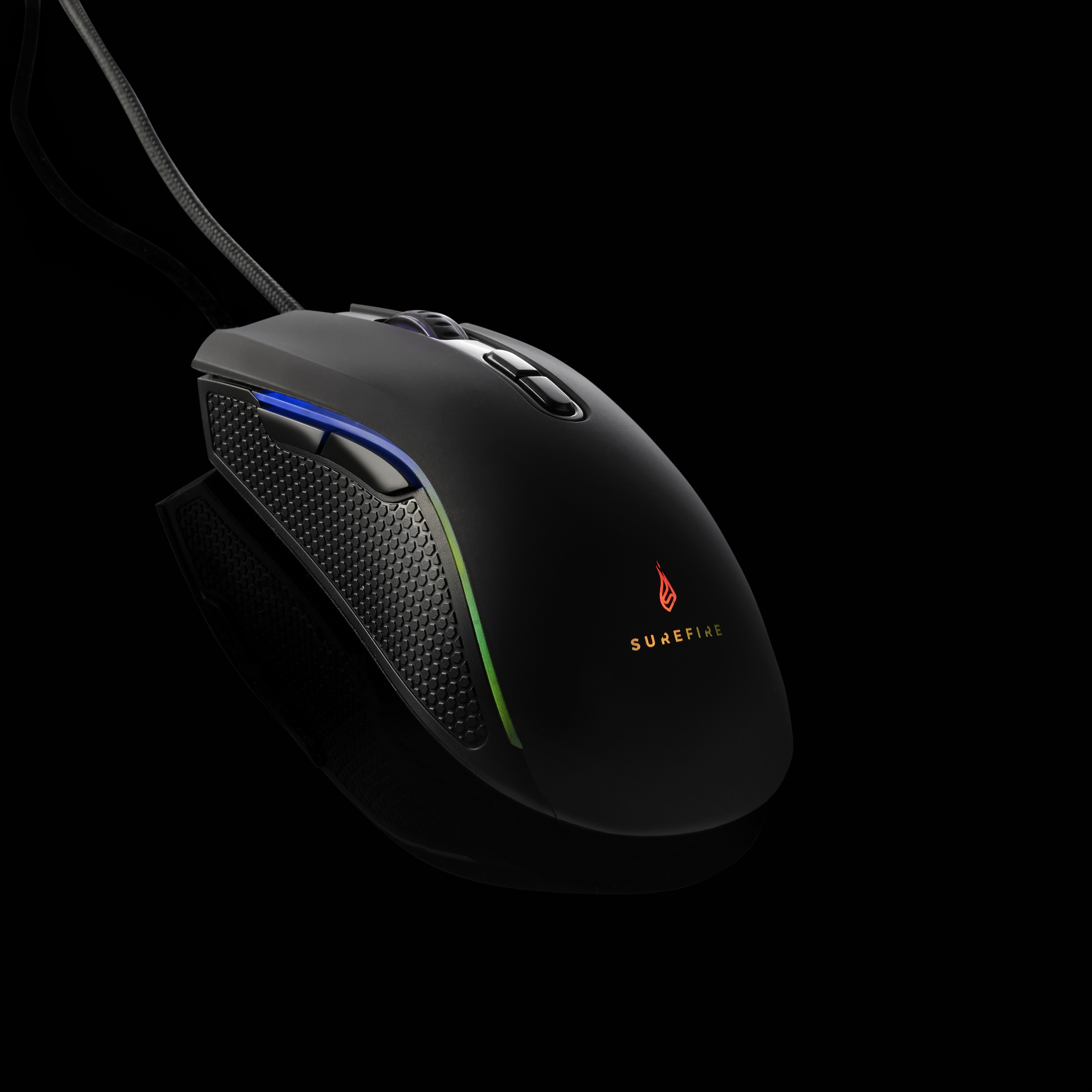 Mouse da gioco nero con logo SureFire. Ha impugnature laterali e una luce colorata. Sfondo nero.