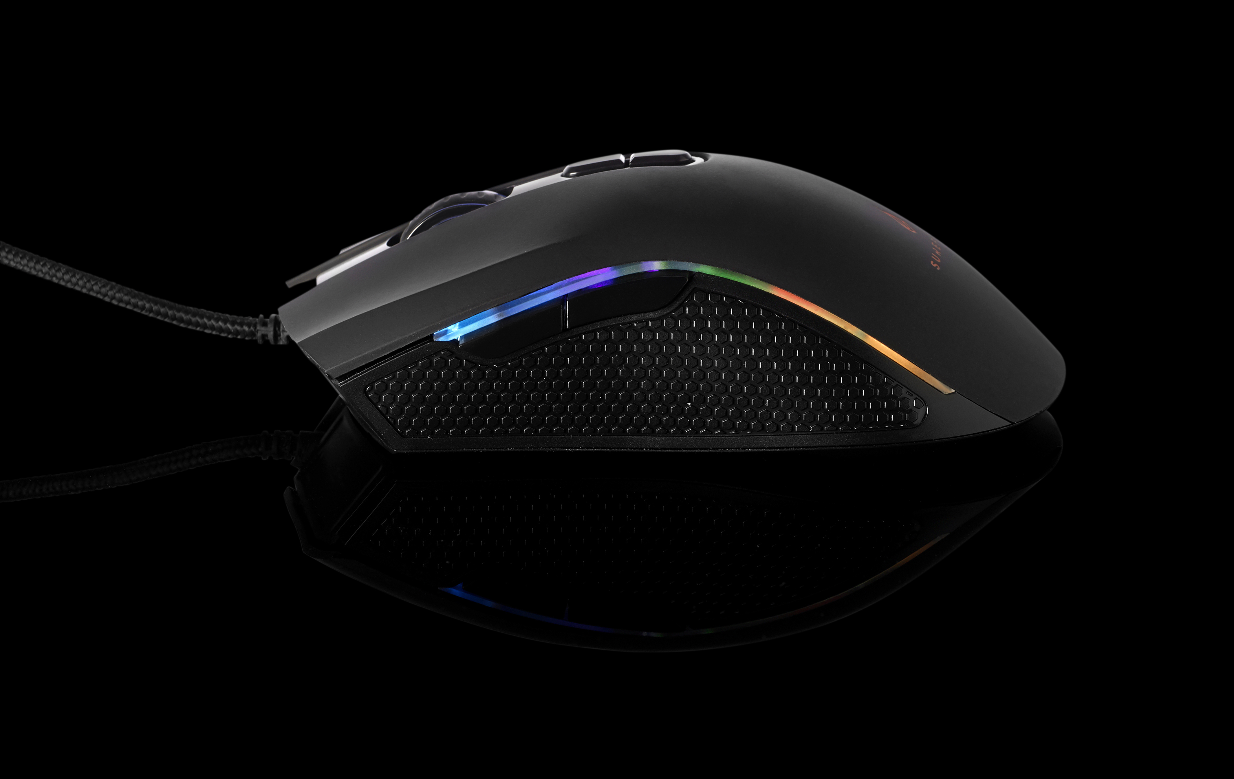 Mouse da gioco nero con cavo nero. Il mouse ha una striscia luminosa sul lato.