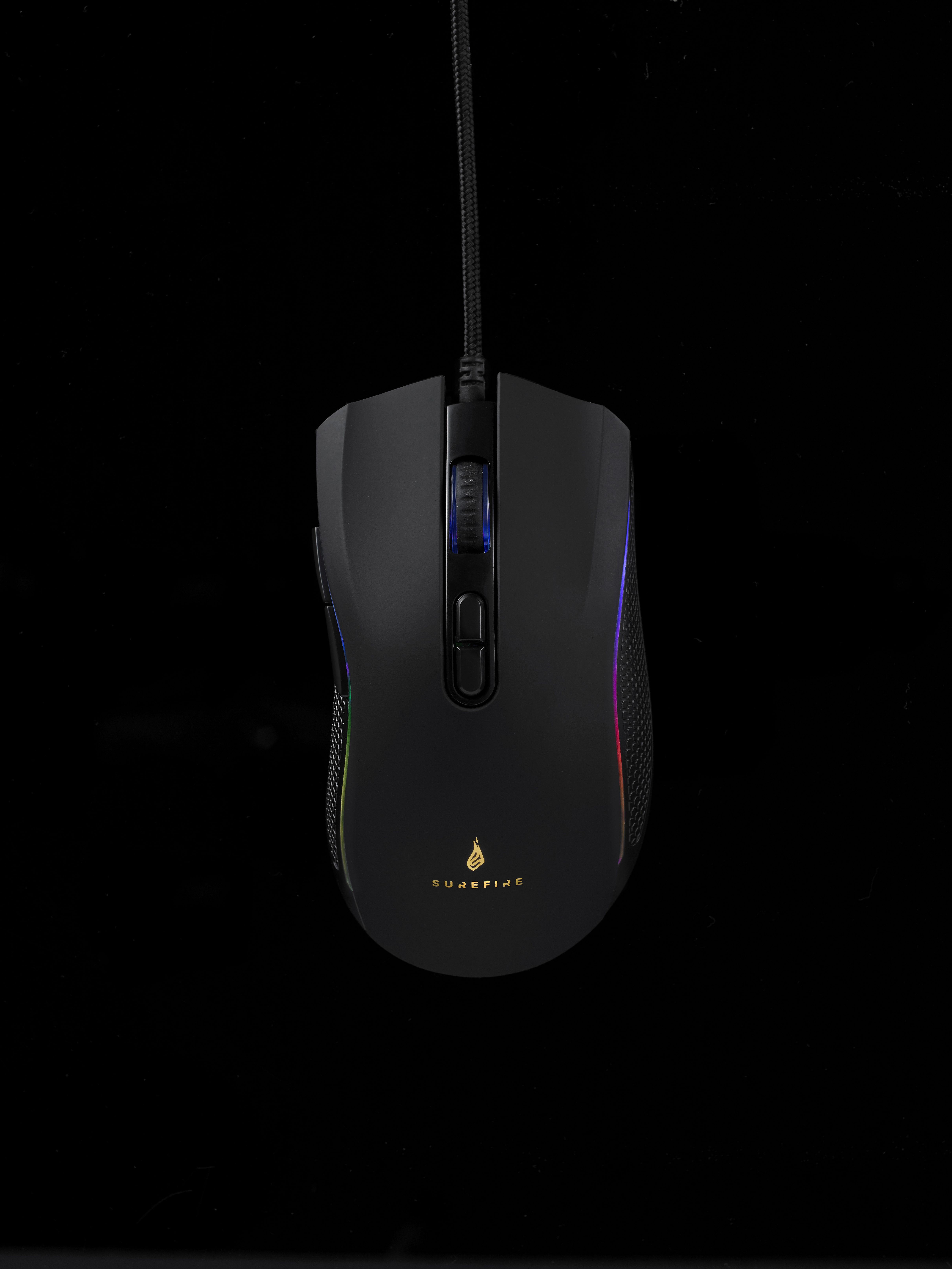 Mouse da gioco nero con luci colorate e logo SureFire.