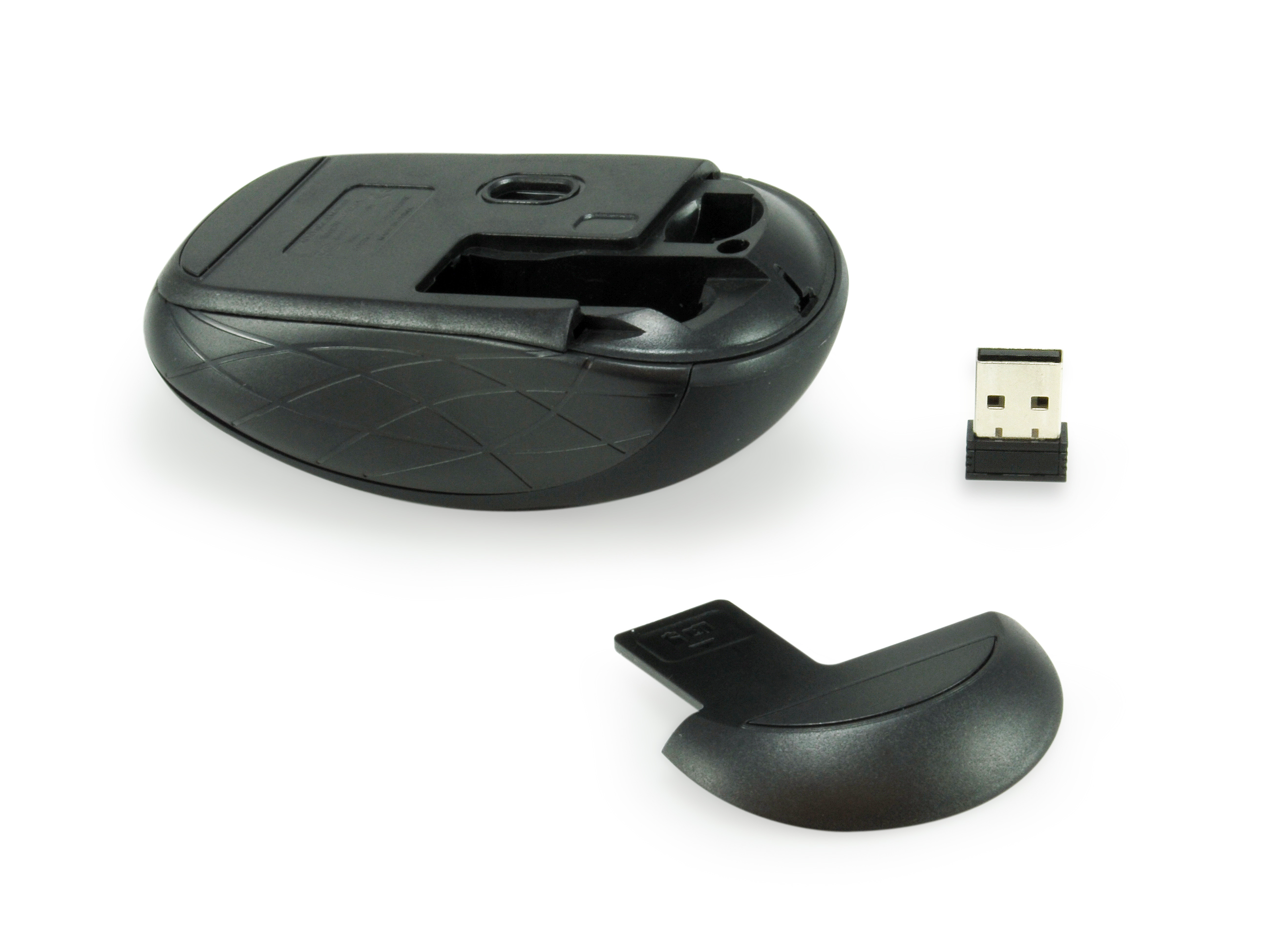 Schwarze Computermausteile, geöffnet. Ein USB-Empfänger und eine Abdeckung für das Batteriefach.