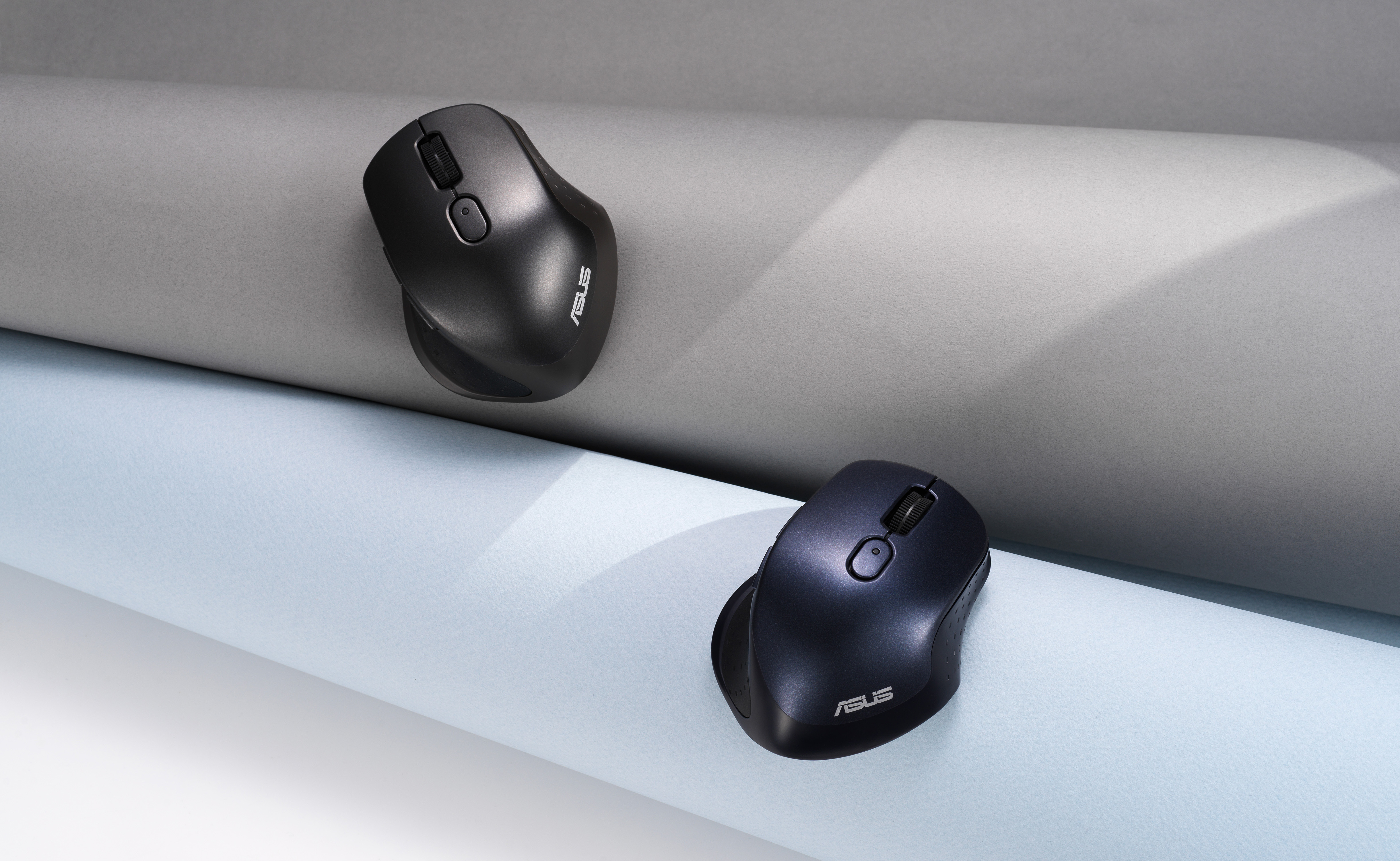 Due mouse per computer wireless ergonomici neri su sfondo grigio e blu.