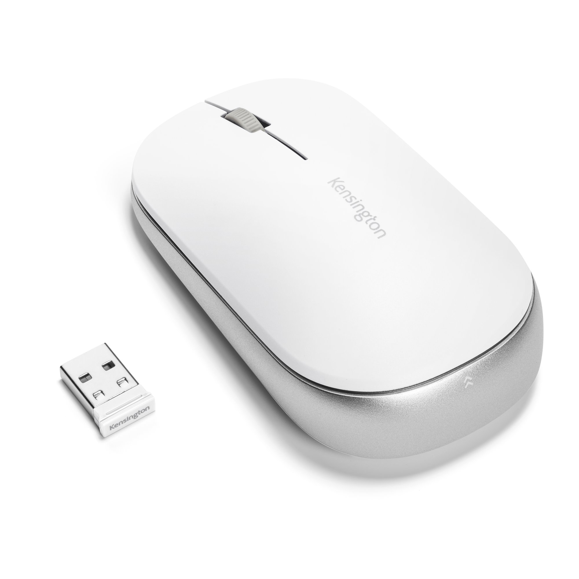 Mouse bianco con finiture argentate e un ricevitore USB accanto.
