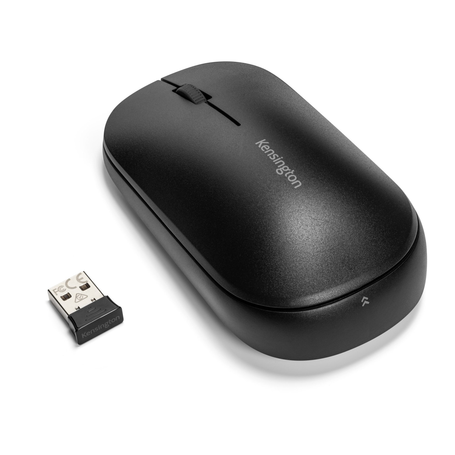 Zwarte Kensington draadloze muis en een USB-ontvanger. Witte achtergrond.