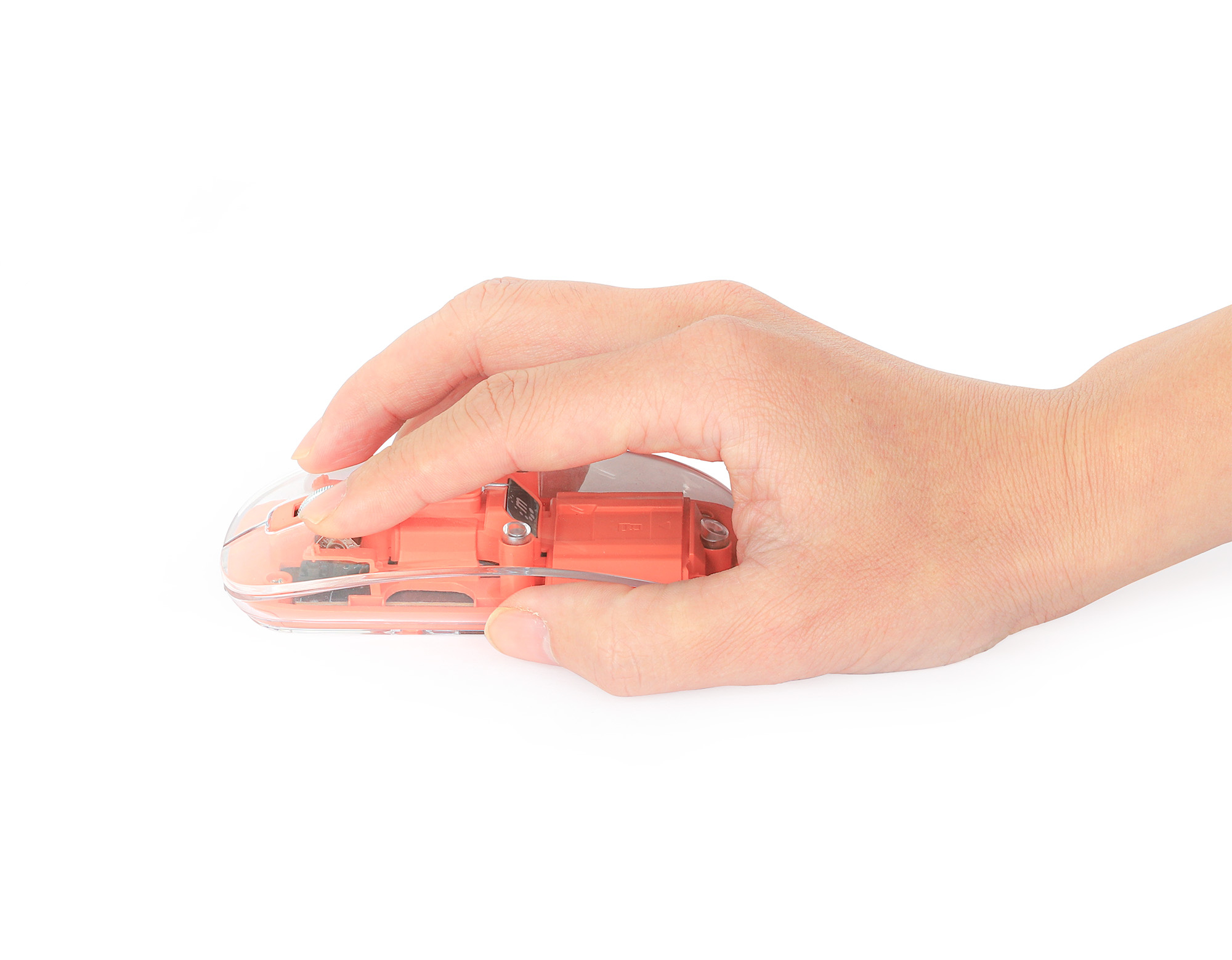 Dłoń trzymająca przezroczystą mysz. Mysz ma pomarańczową strukturę wewnętrzną. Białe tło.