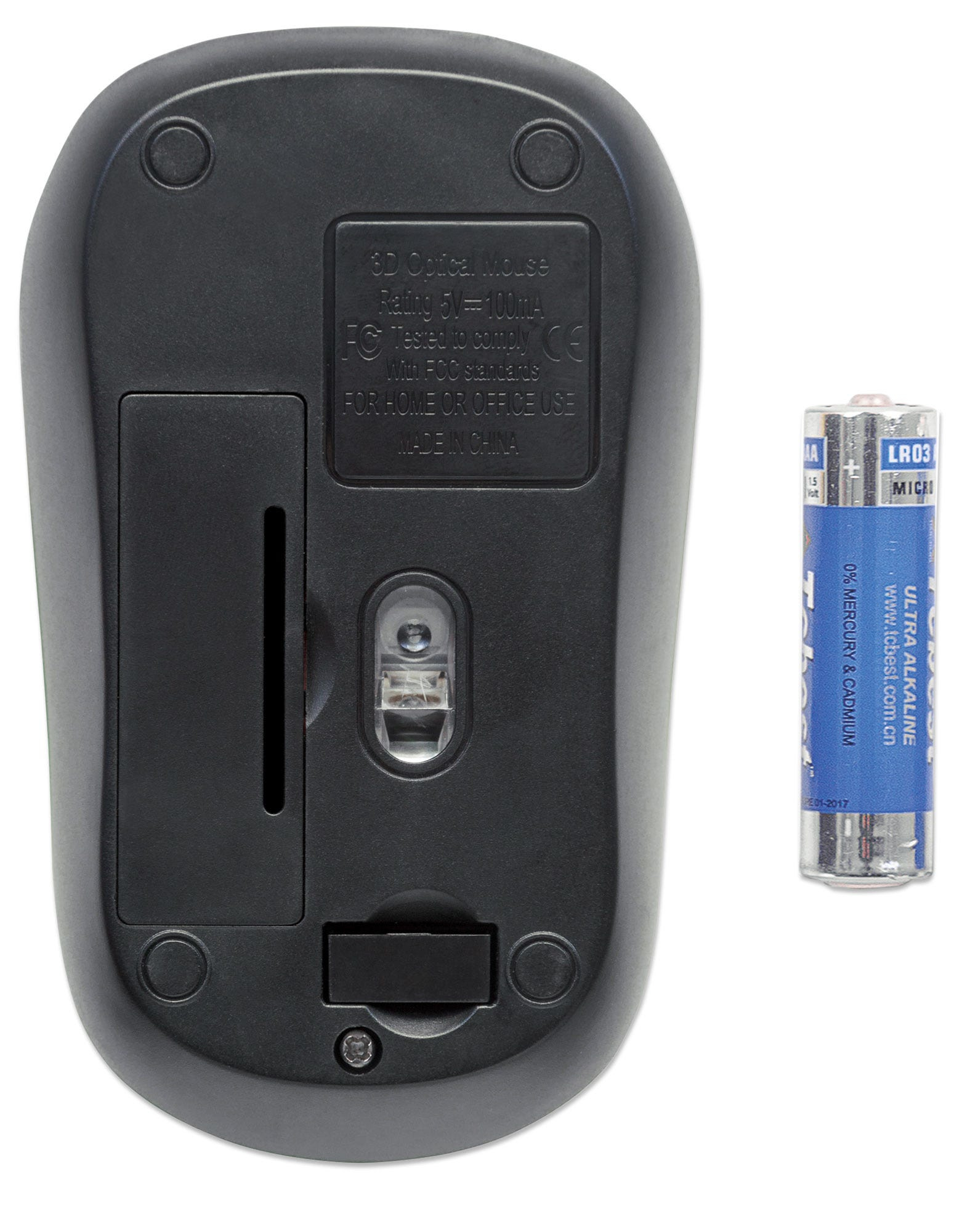 Lato inferiore di un mouse nero con vano batteria e batteria AA. Sfondo bianco.