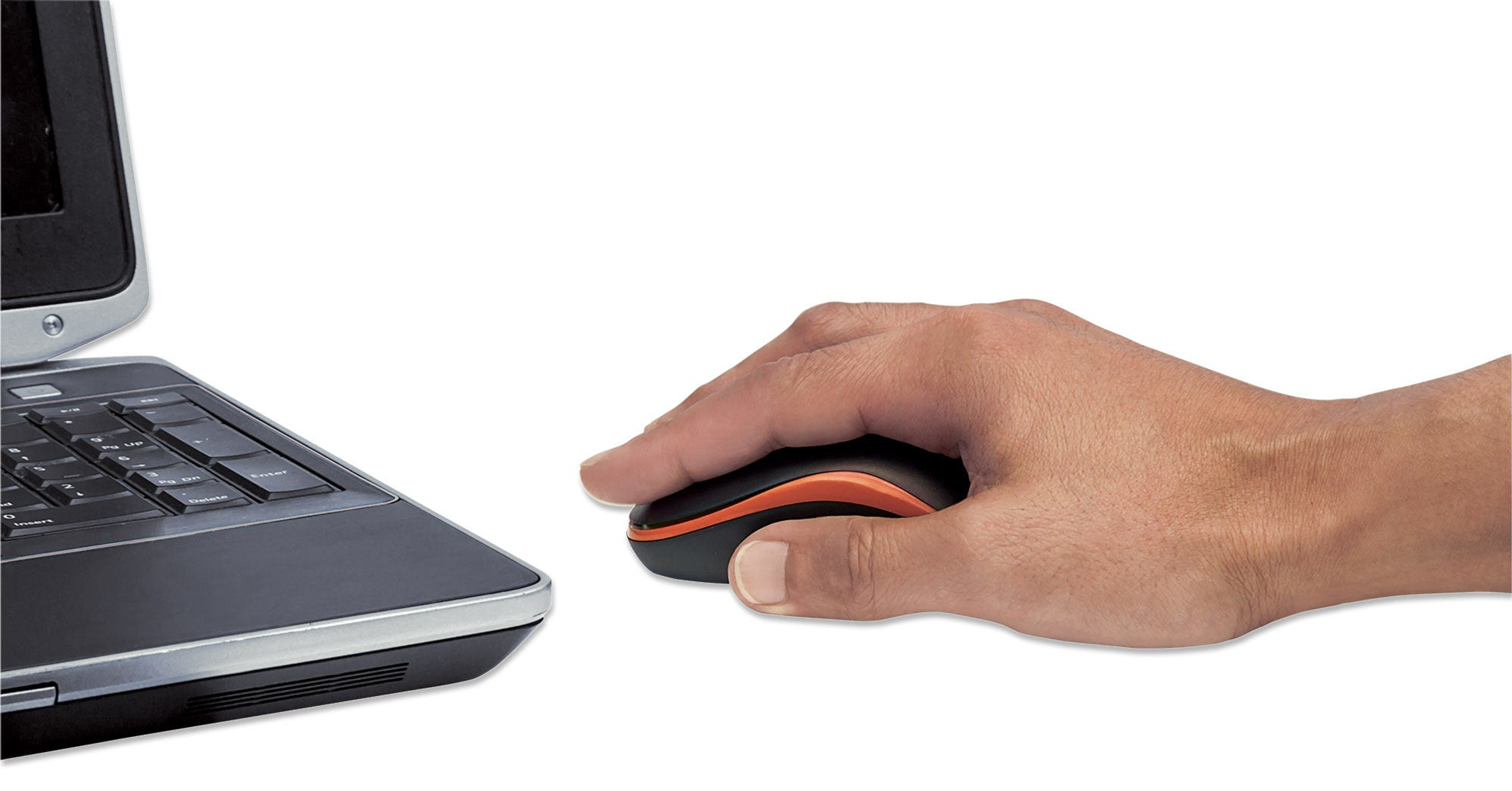Una mano usa un mouse nero e arancione accanto a un laptop. Sfondo bianco.