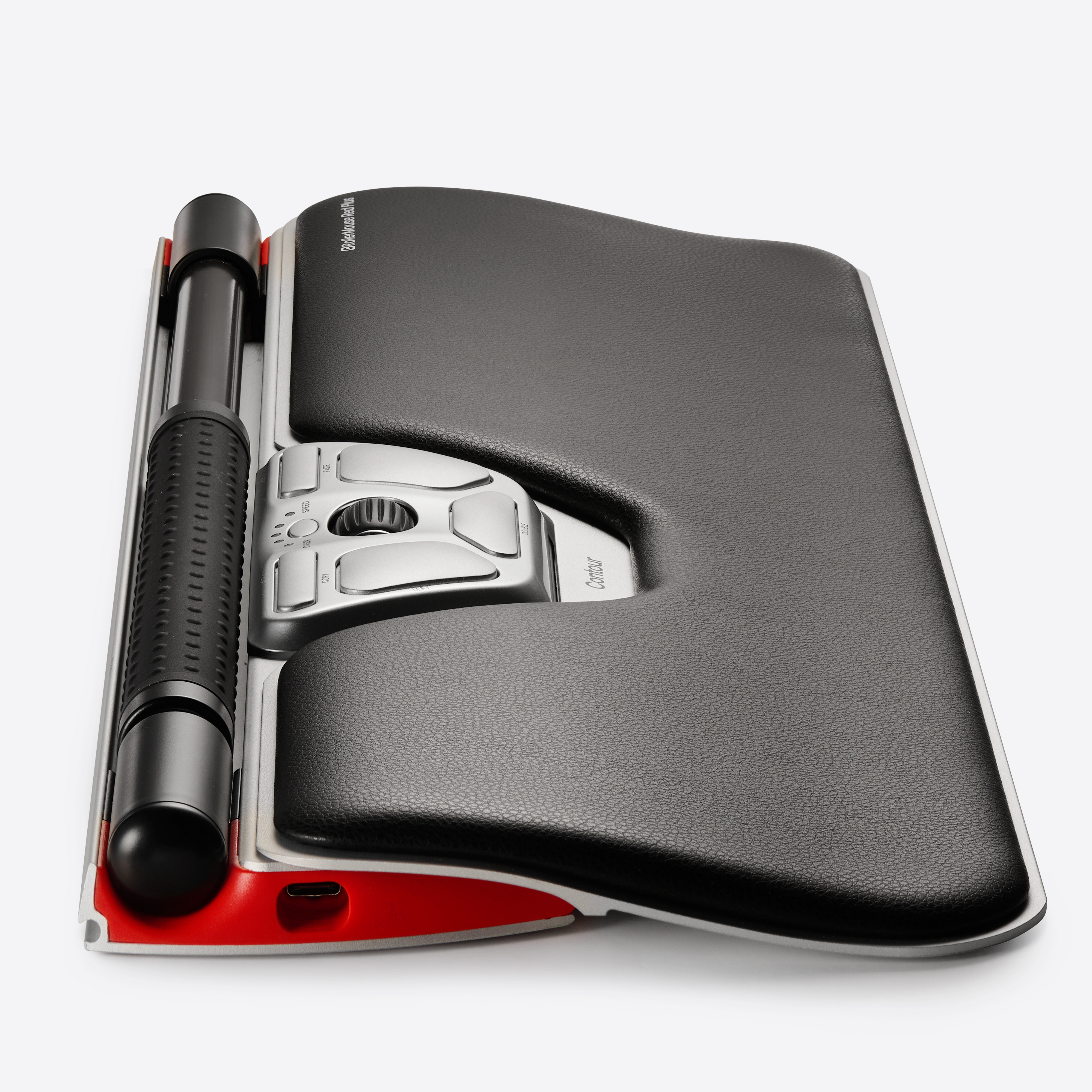 Ergonomiczna podpórka pod klawiaturę z czarną podkładką i rolką. Czerwone, czarne i srebrne akcenty. Białe tło.