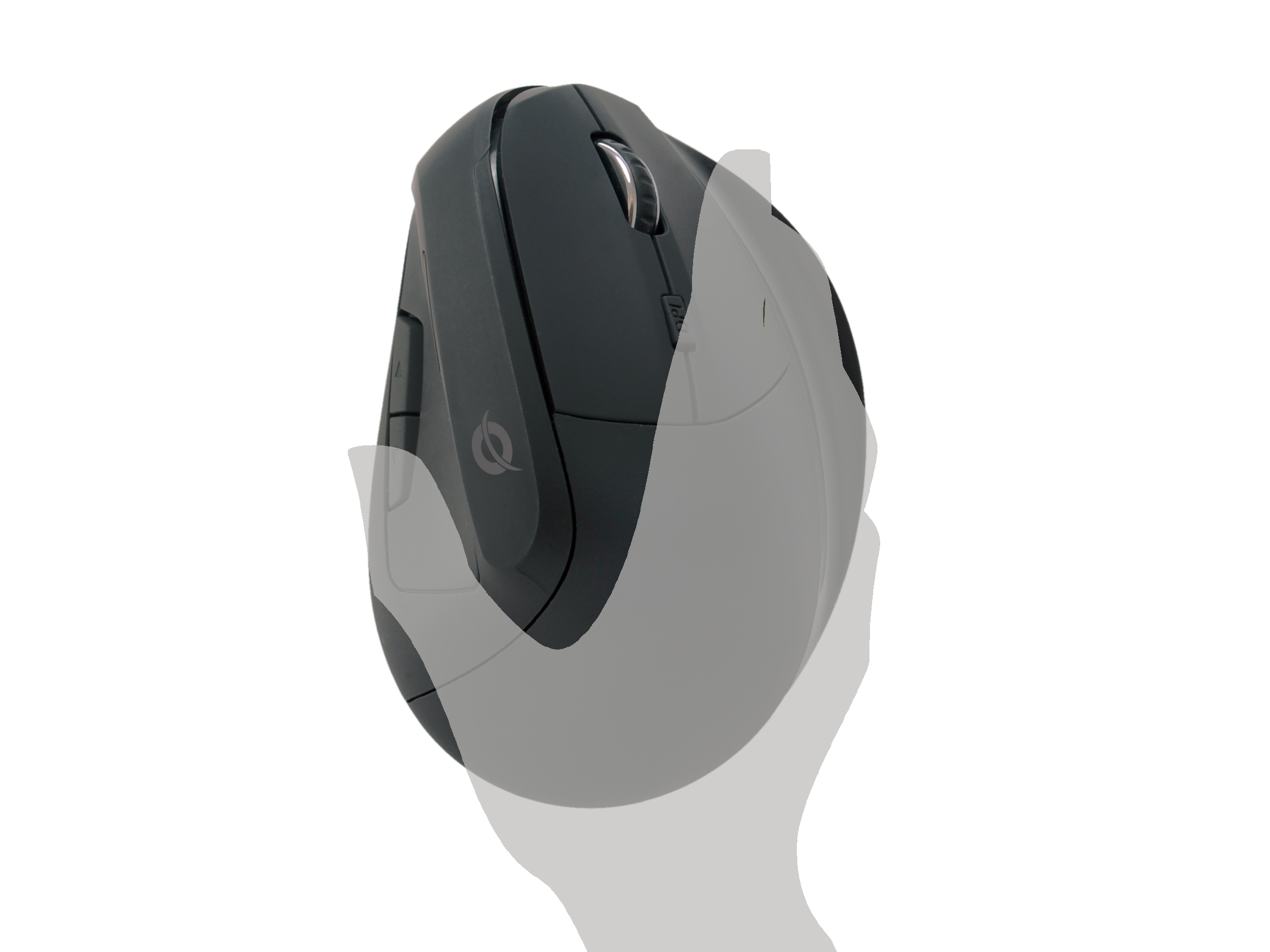 Une souris ergonomique noire tenue dans une main. La main est partiellement visible.