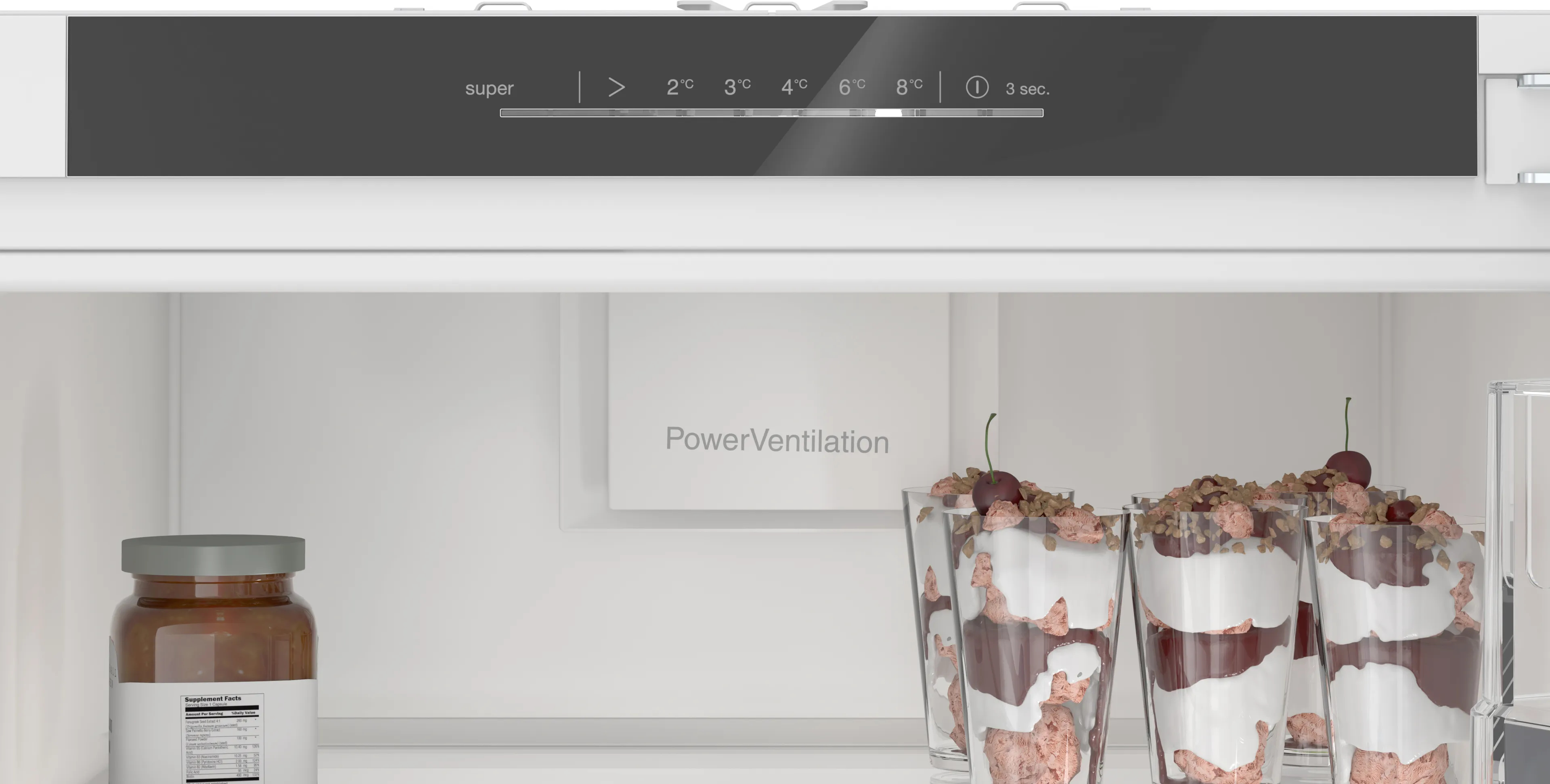 Interno del frigorifero con ripiani, alimenti e display digitale della temperatura.