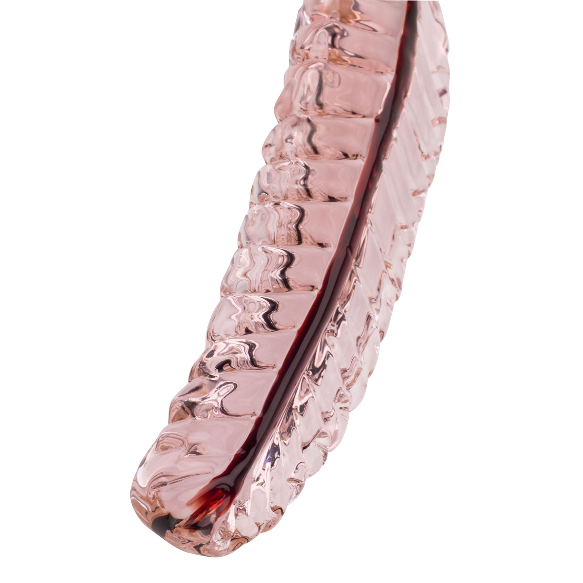 Nahaufnahme einer klaren, rosafarbenen, geriffelten Glasform mit reflektierender Oberfläche. Auf weißem Grund.