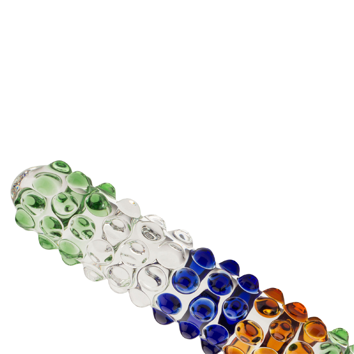 Ein farbenfrohes Glasgerät mit grünen, weißen, blauen und orangefarbenen blasenartigen Designs. Weißer Hintergrund.