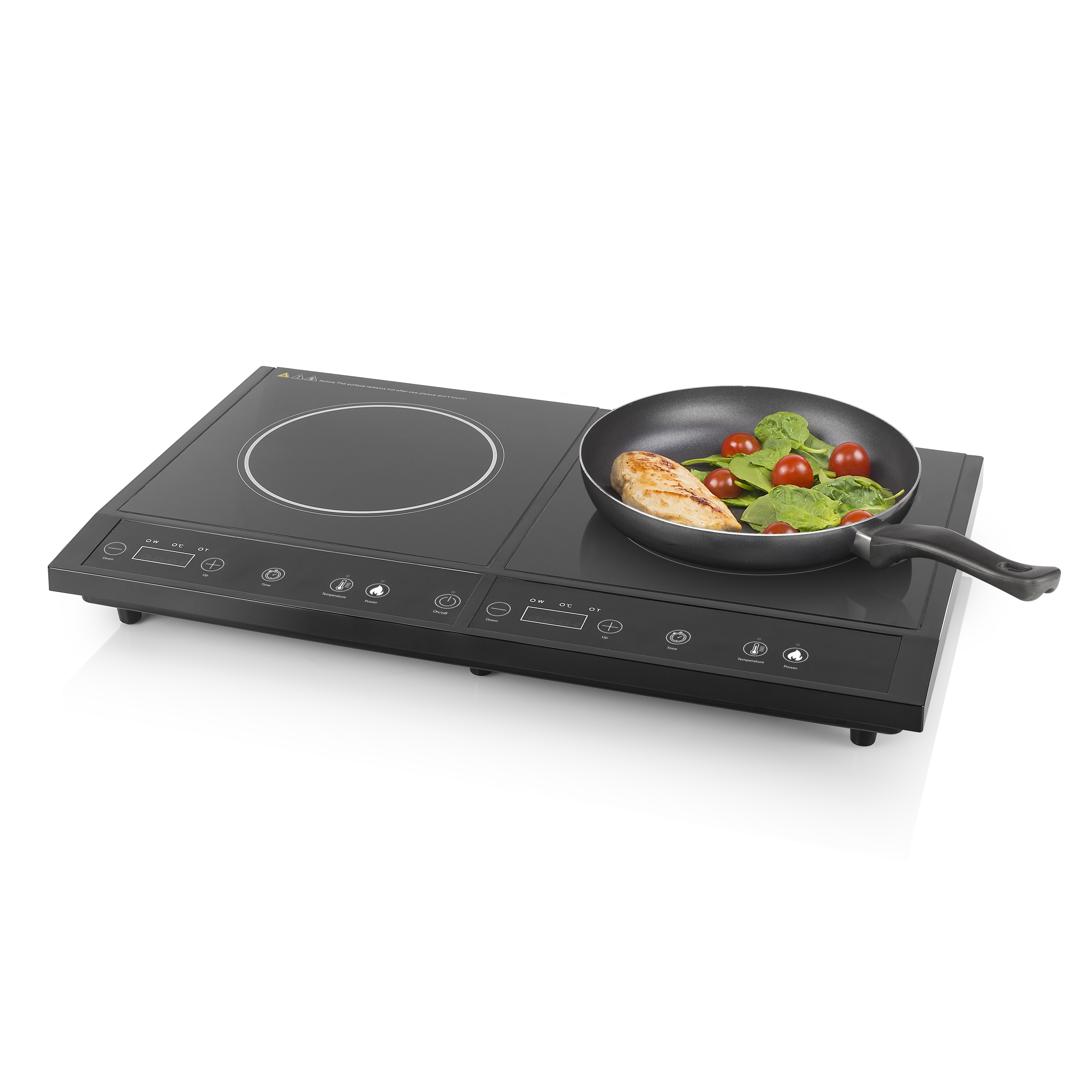 Una placa de inducción negra con una sartén con comida. Fondo blanco.