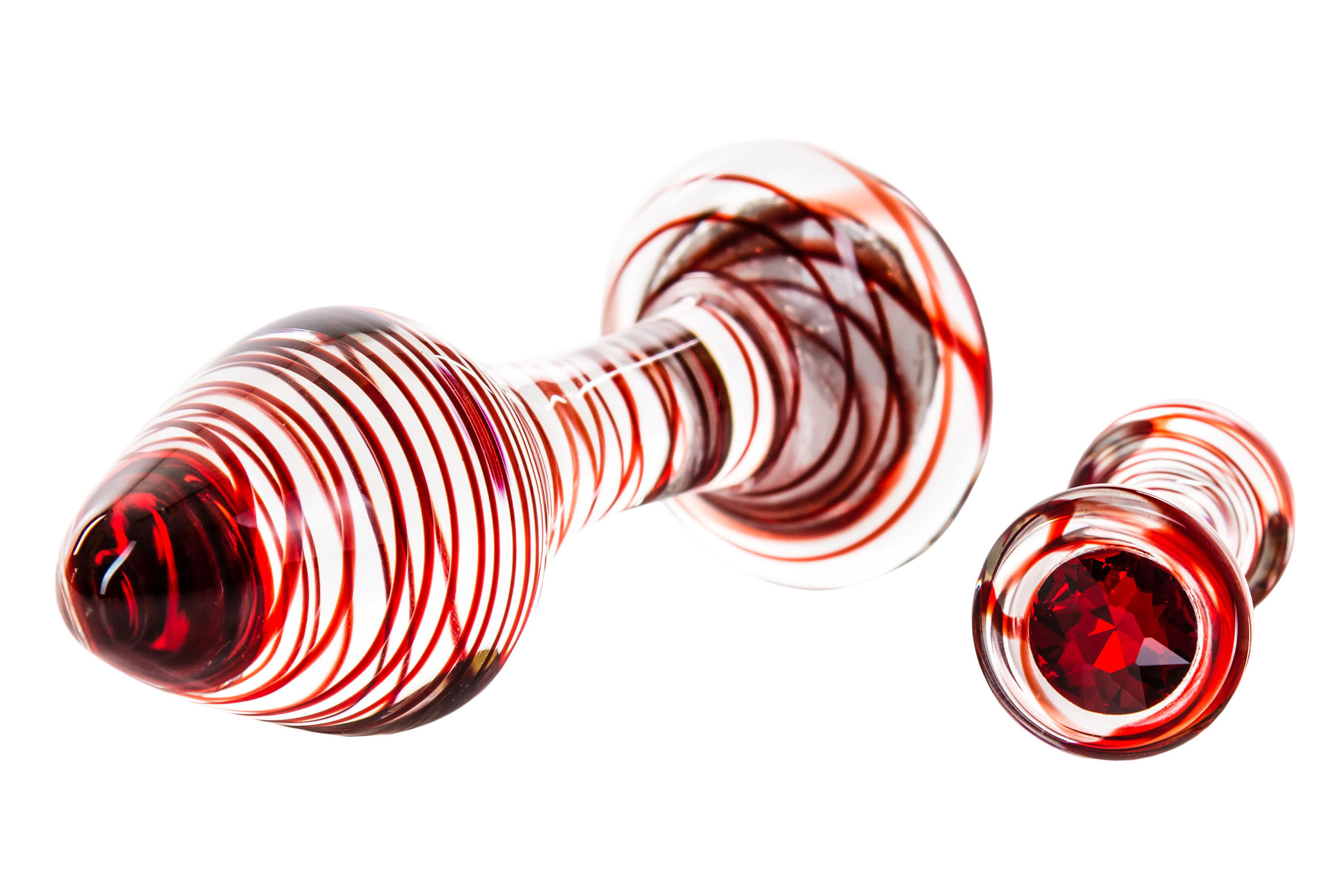 Drei Glasdildos mit rot-weißen Wirbeln. Weißer Hintergrund. Zwei Dildos nebeneinander.