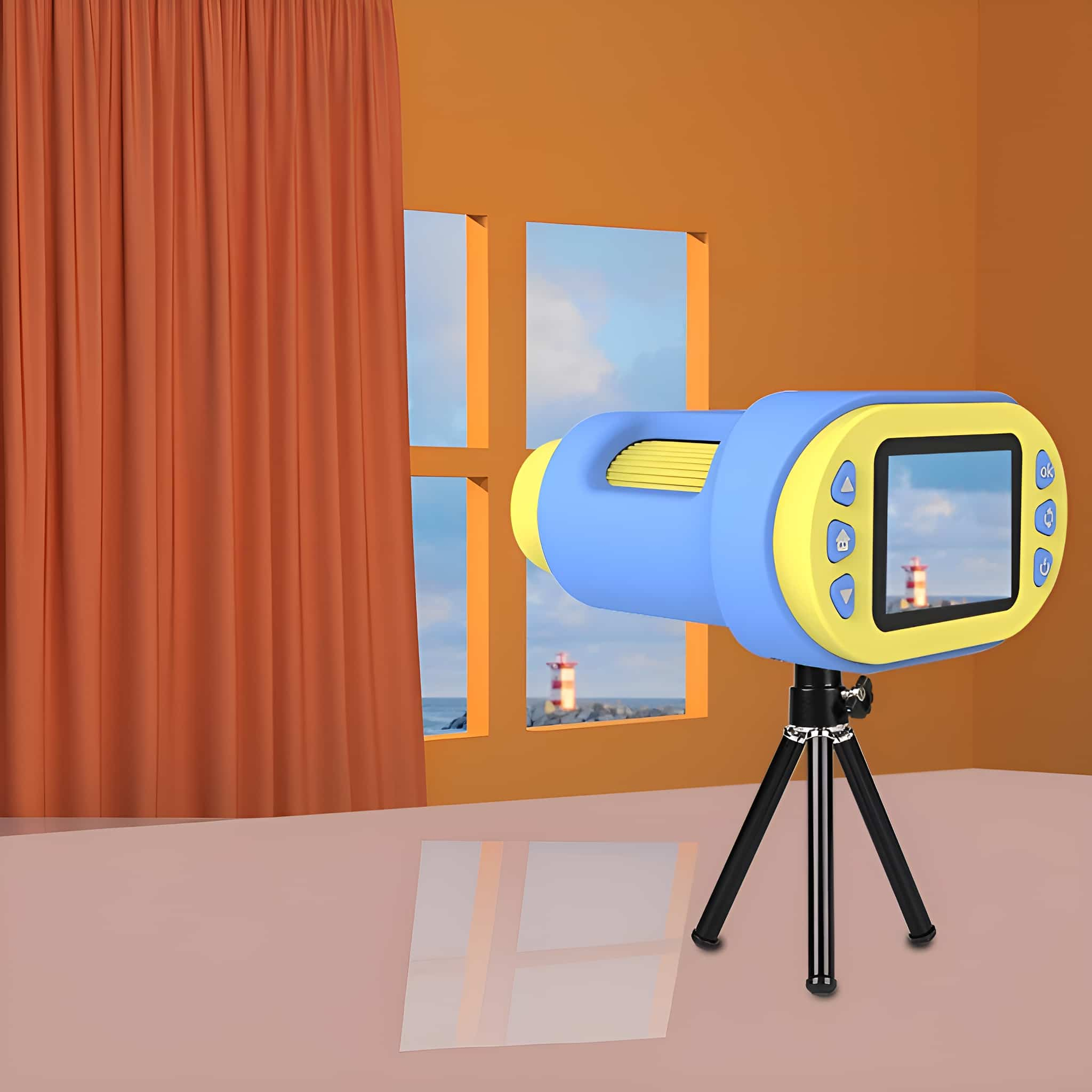 Eine blau-gelbe Kamera auf einem Stativ, mit Leuchtturm und Meerblick durch das Fenster. Orangefarbene Wand und Vorhang.