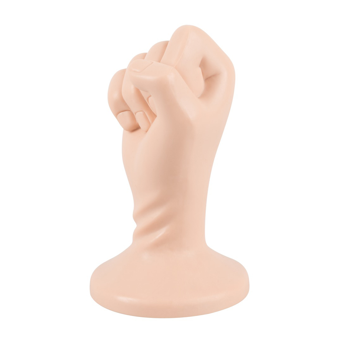 Eine fleischfarbene Handstatue in Faustform. Sie steht auf einem runden Sockel. Der Hintergrund ist weiß.