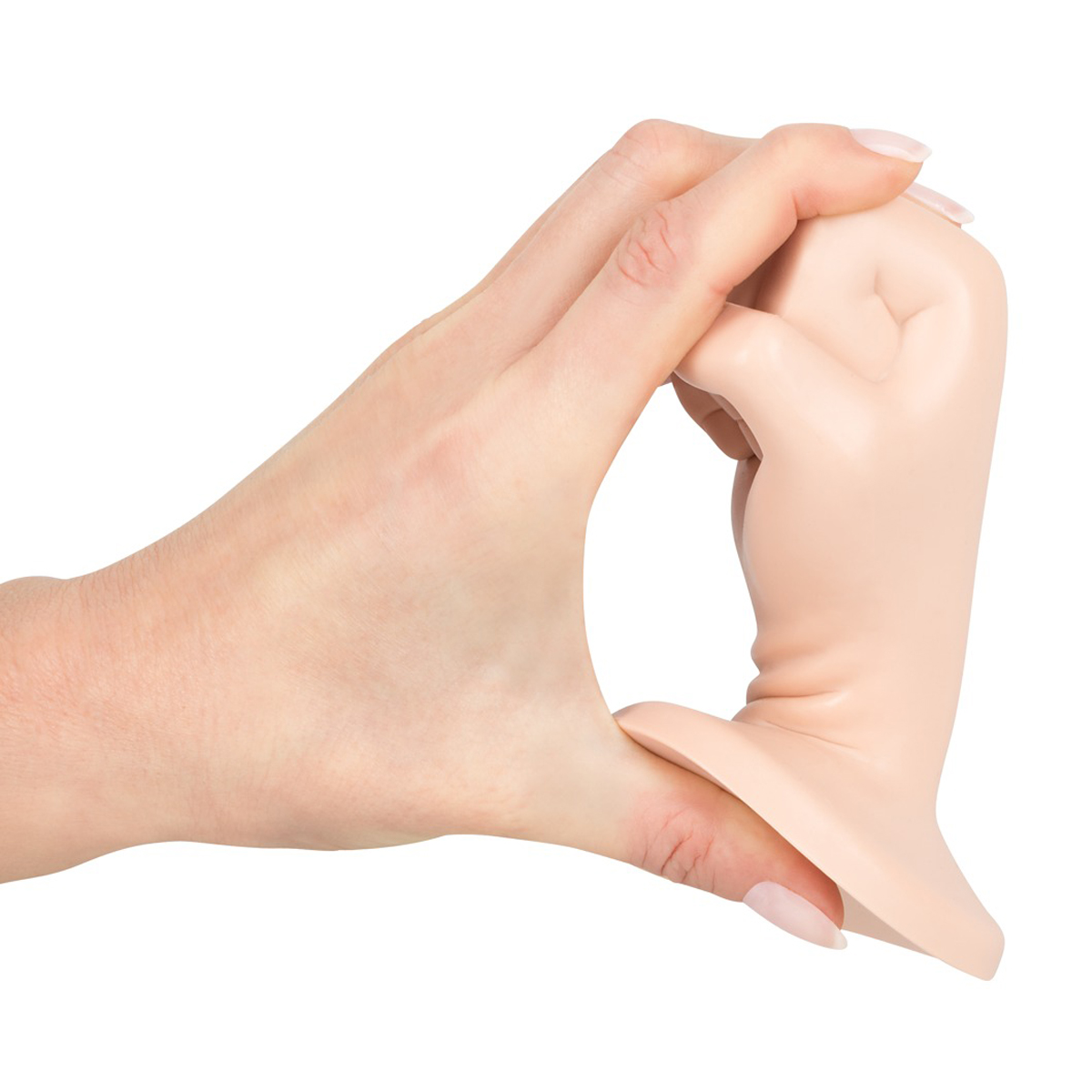 Eine Hand, die ein fleischfarbenes, phallusförmiges Objekt zusammendrückt, auf weißem Grund.