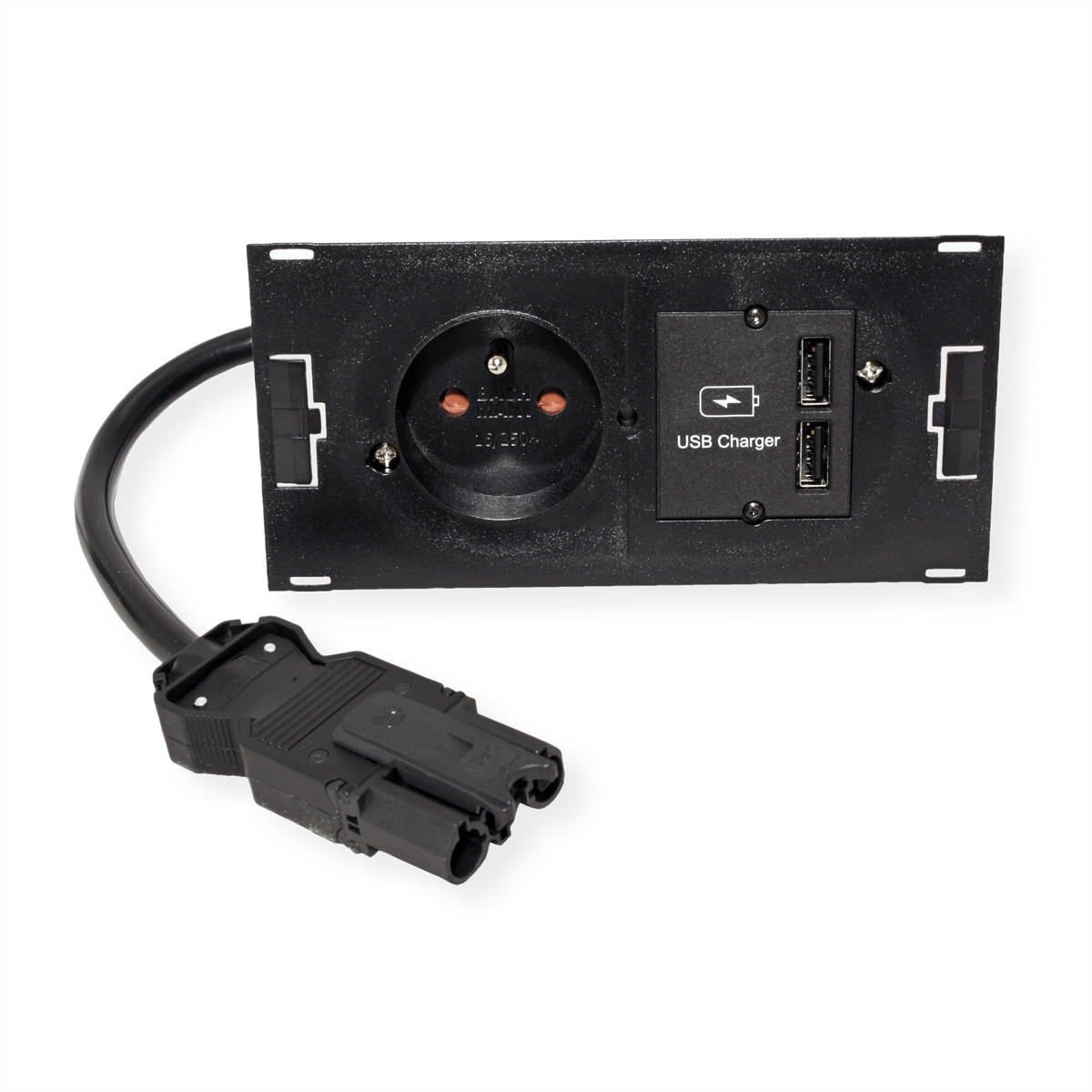Presa di corrente a incasso e caricatore USB neri con cavo e connettore neri. Sfondo bianco.