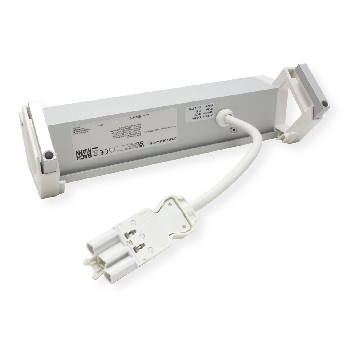 Zilveren voeding met witte kabel en connector. Bachmann merk. Geïsoleerd op een witte achtergrond.