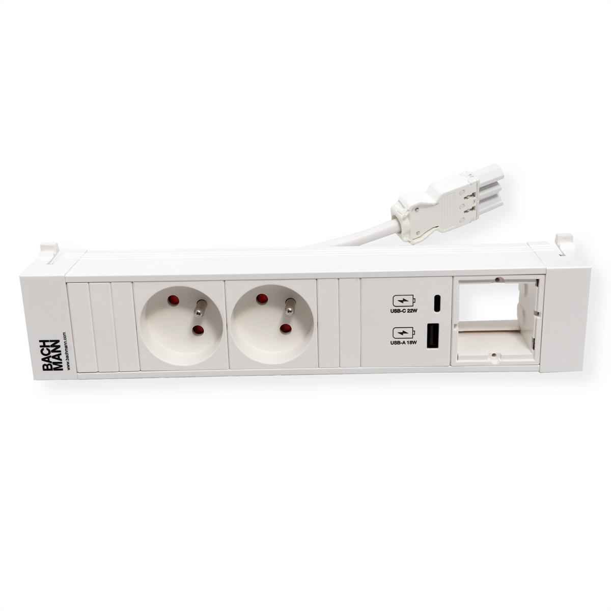 Witte stekkerdoos met twee stopcontacten, USB-poorten en een witte kabel. Bachmann-logo zichtbaar.