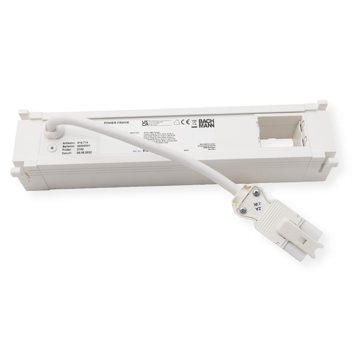 Witte powerframe met aansluitkabel en stopcontact, geïsoleerd op een witte achtergrond.