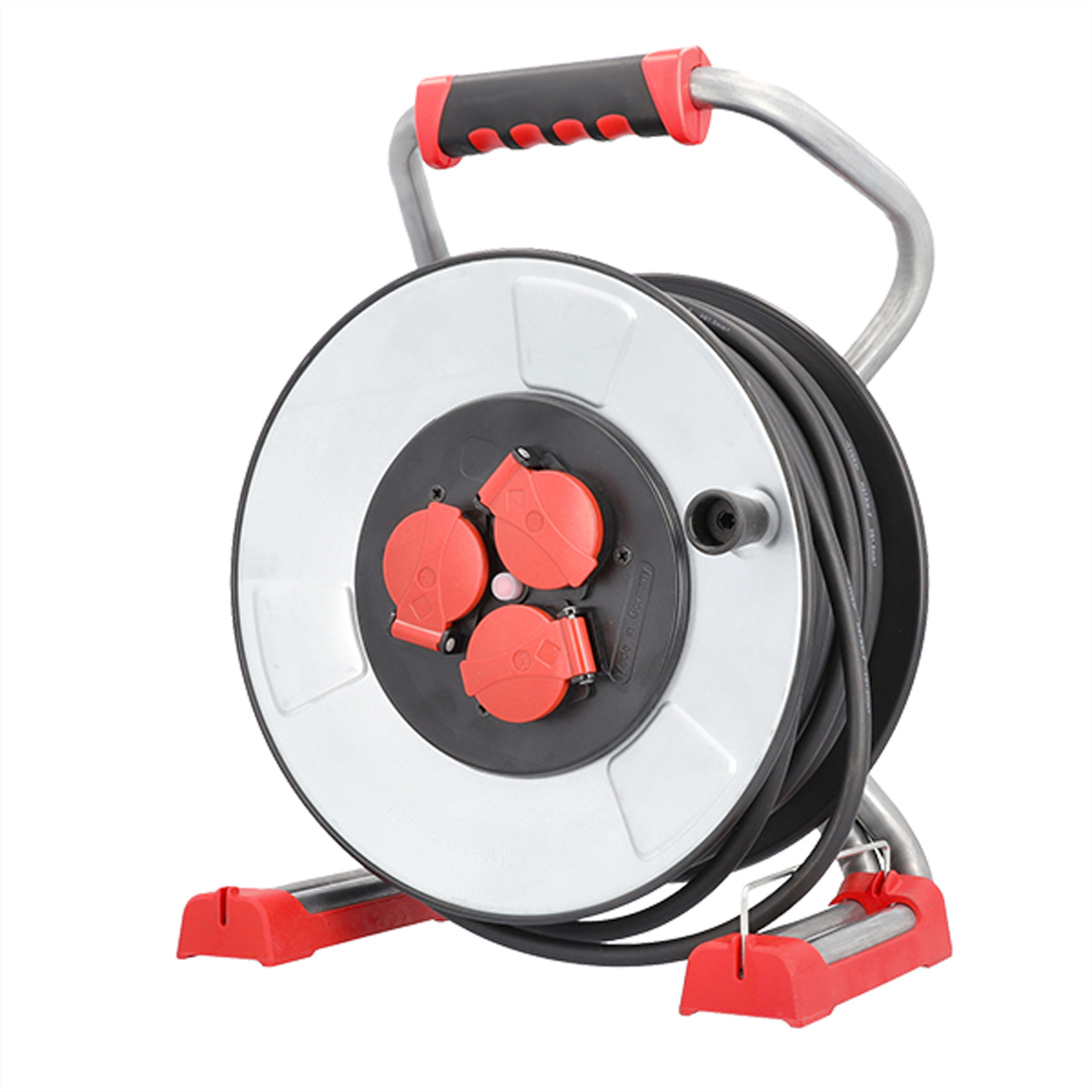 Een haspel met drie rode stopcontacten. Zwarte kabel en handvat. Zilver en rood frame.