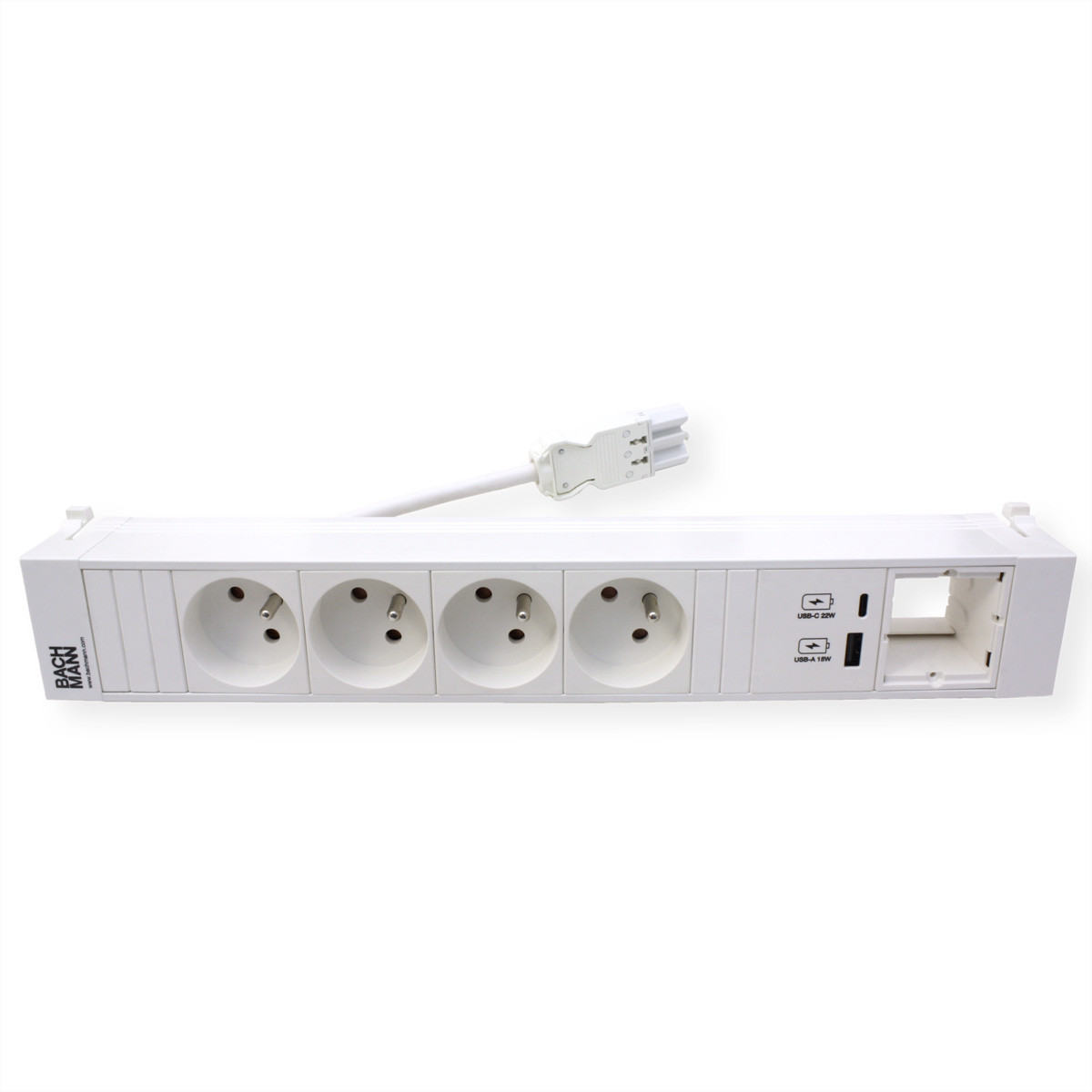 Eine weiße Steckdosenleiste mit vier Steckdosen und USB-Anschlüssen, mit weißem Kabel.