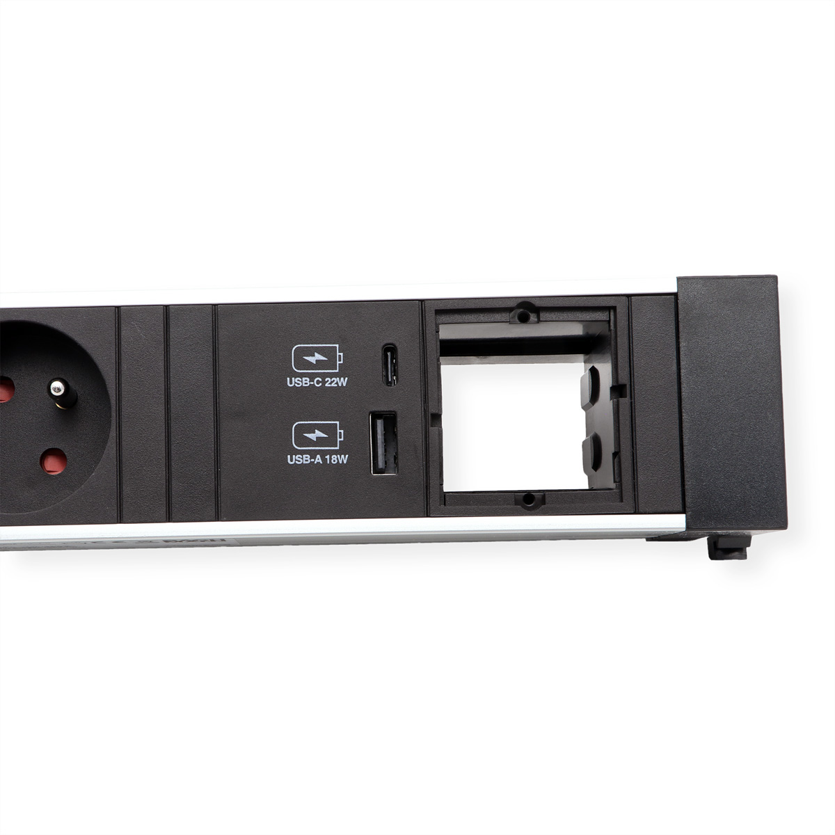 Zwarte en zilveren stekkerdoos met USB-poorten en een stopcontact, op een wit oppervlak.