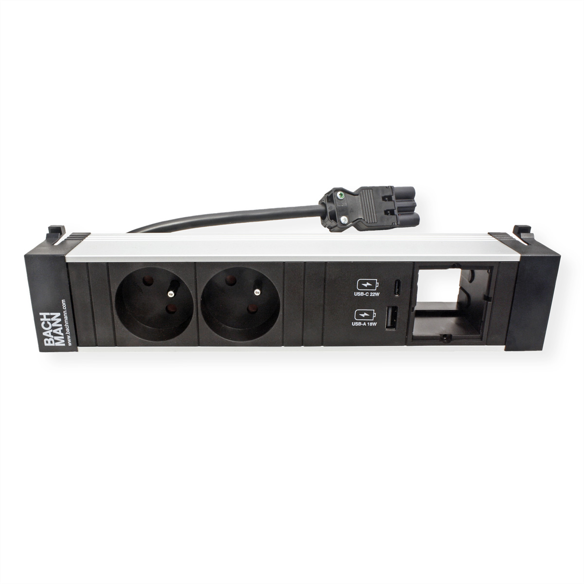 Zwarte stekkerdoos met stopcontacten, USB-poorten en een zwarte kabel. Witte achtergrond.