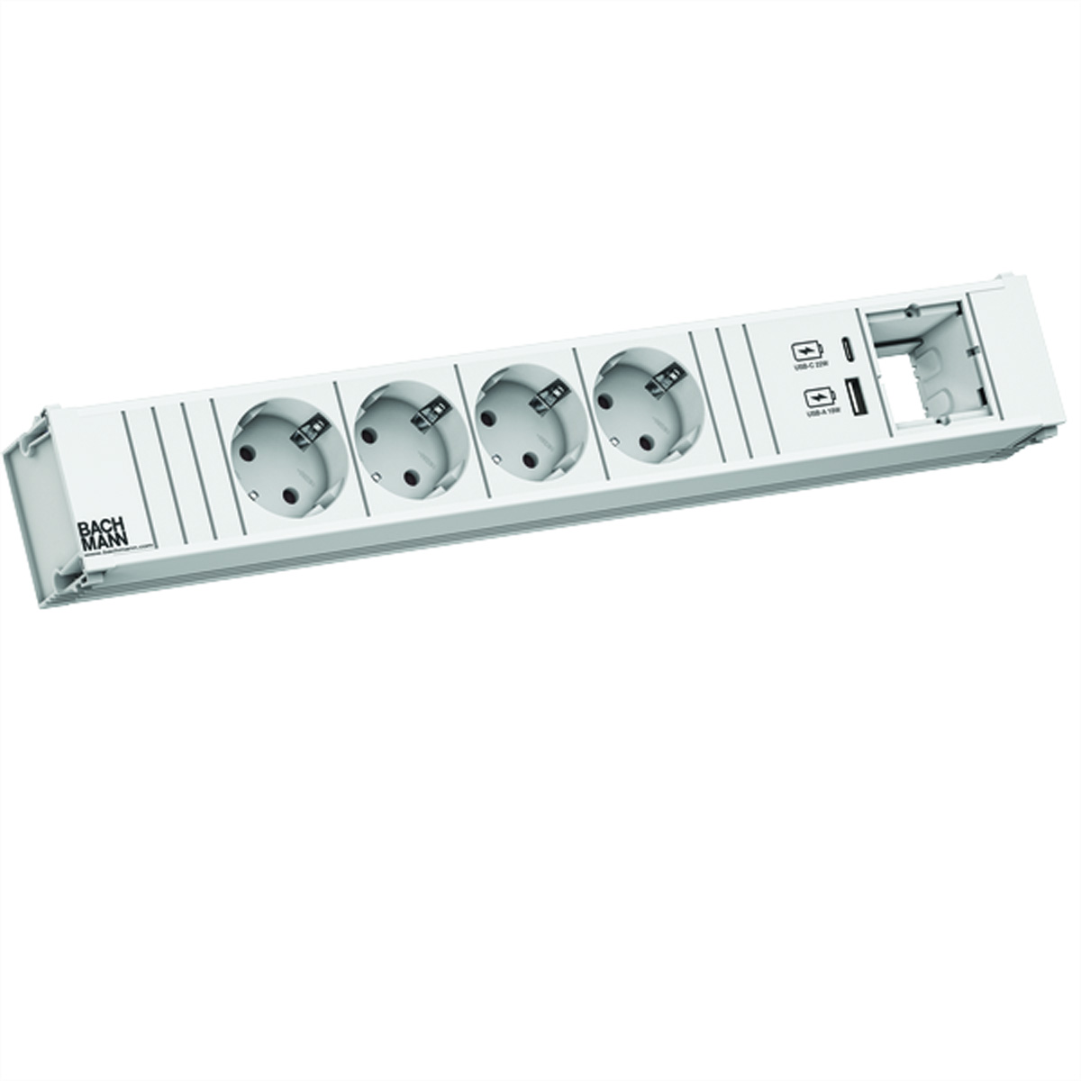 Witte stekkerdoos met vier stopcontacten, USB-poorten en een zwarte kabel. Witte achtergrond.