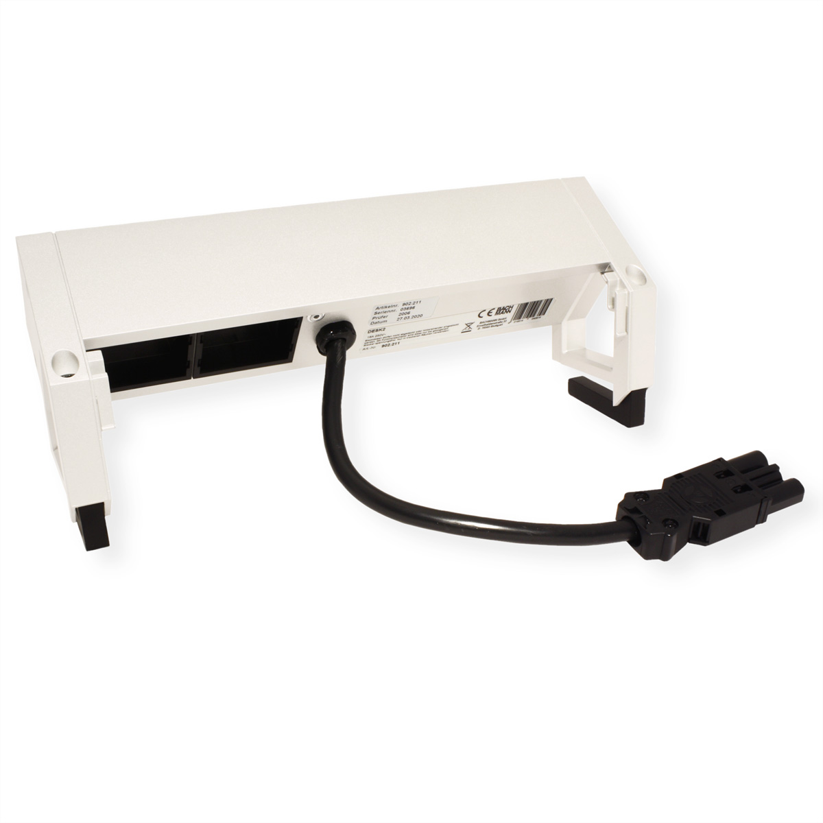 Witte stekkerdoos met stopcontacten aan de onderkant, zwarte kabel en stekker, op een witte achtergrond. Van achteren bekeken.