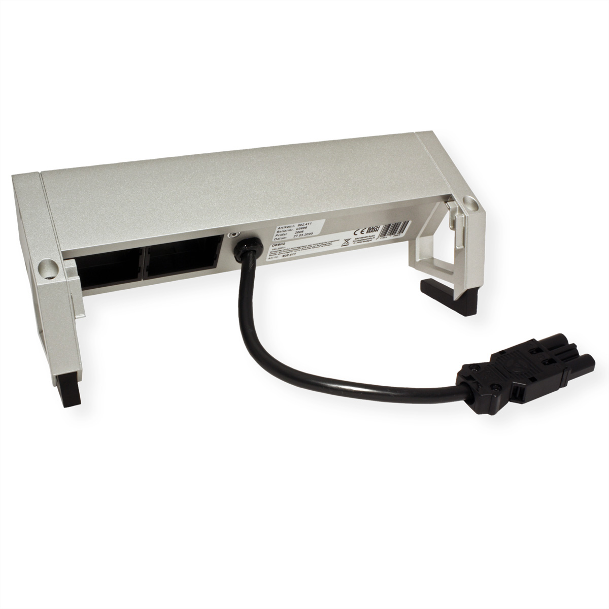 Srebrne gniazdo z czarnym kablem i złączem. Białe tło.