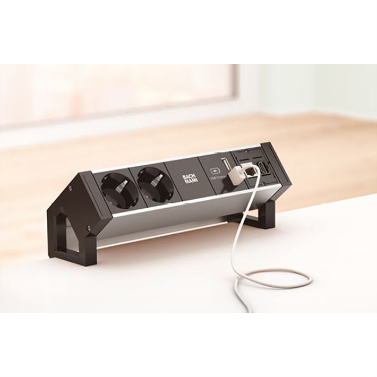 Czarna i srebrna listwa zasilająca z dwoma gniazdami, USB i podłączonym kablem.